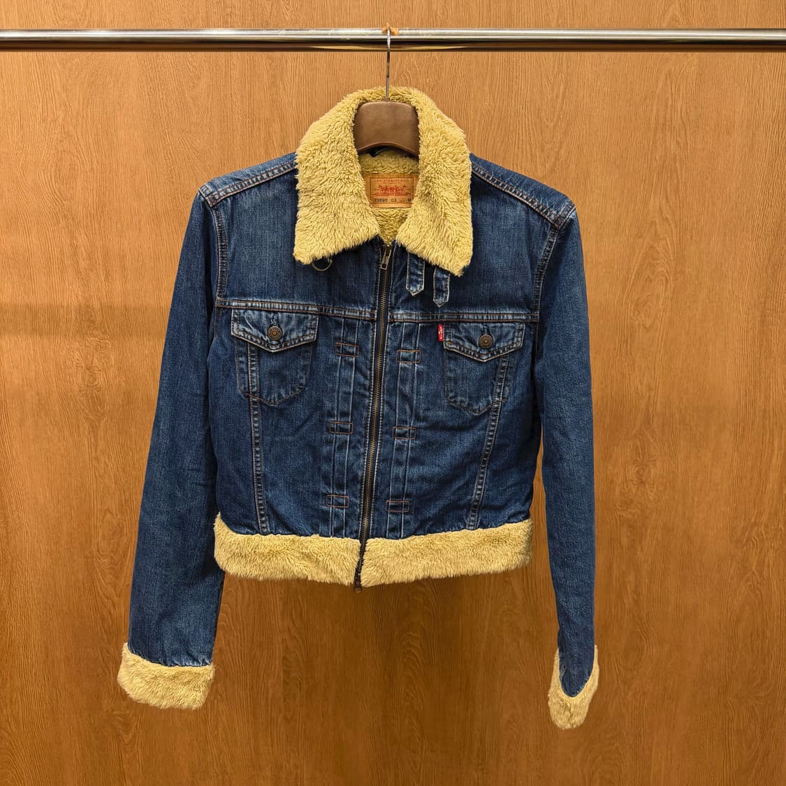 리바이스 데님 자켓 쉐르파 퍼 안감 레드 로고 탭 디테일 레귤러핏 블루 상품이미지2