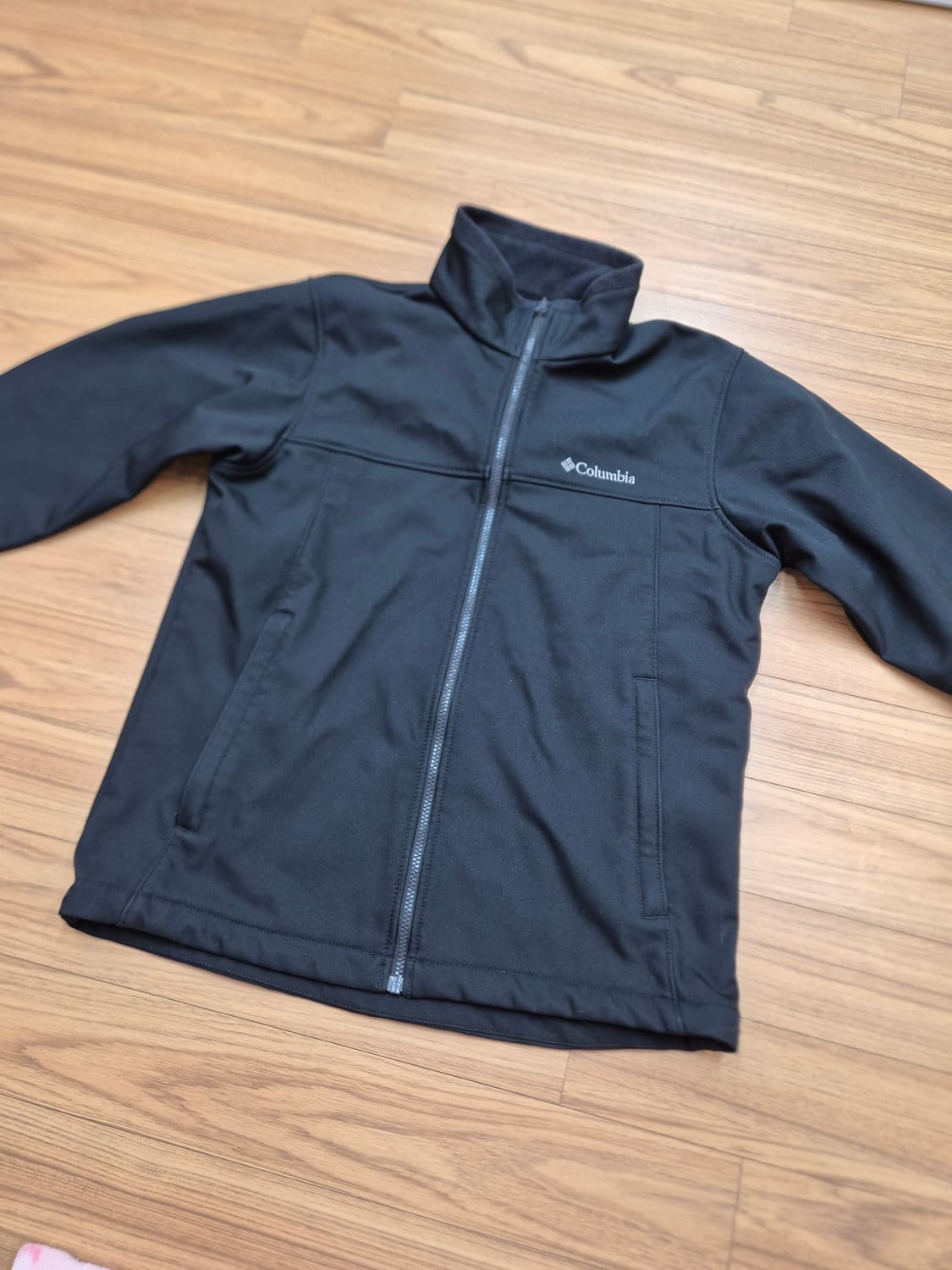 블랙 색상의 컬럼비아 등산 자켓 M사이즈입니다. 100% 폴리에스터 소재 상품이미지1