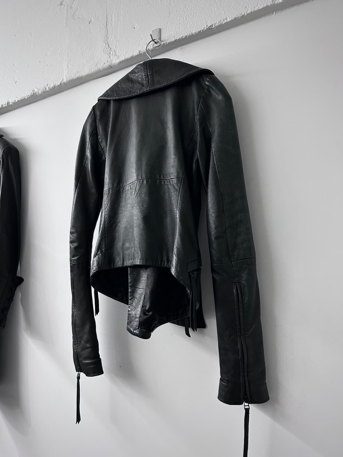 Ekam 비대칭 드레이프 하이넥 램스킨 자켓 상품이미지6