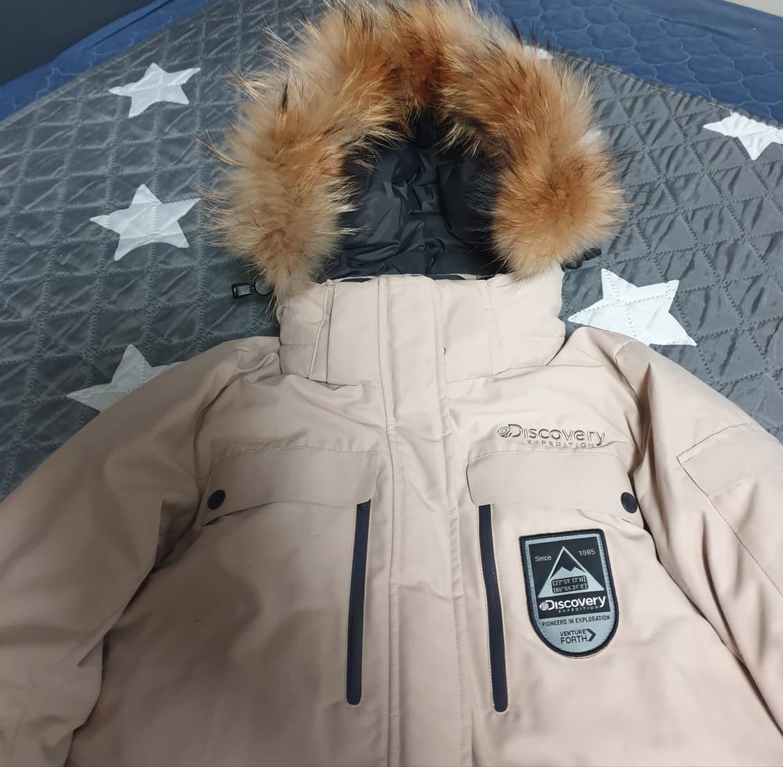 디스커버리 밀포드 라쿤퍼 구스다운 혜비 패딩 베이지 (95) 상품이미지2