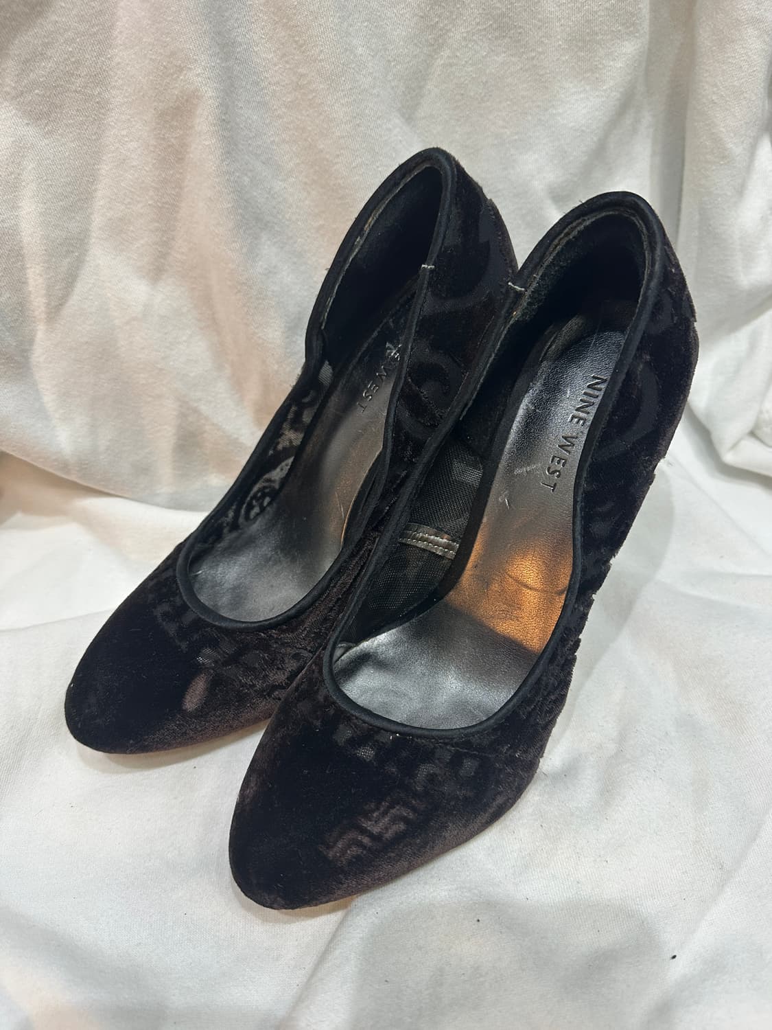 나인웨스트 블랙 벨벳 여성 펌프스 상품이미지1