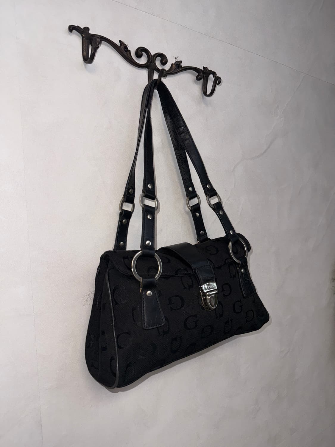 Guess black logo buckle shoulder bag 상품이미지2
