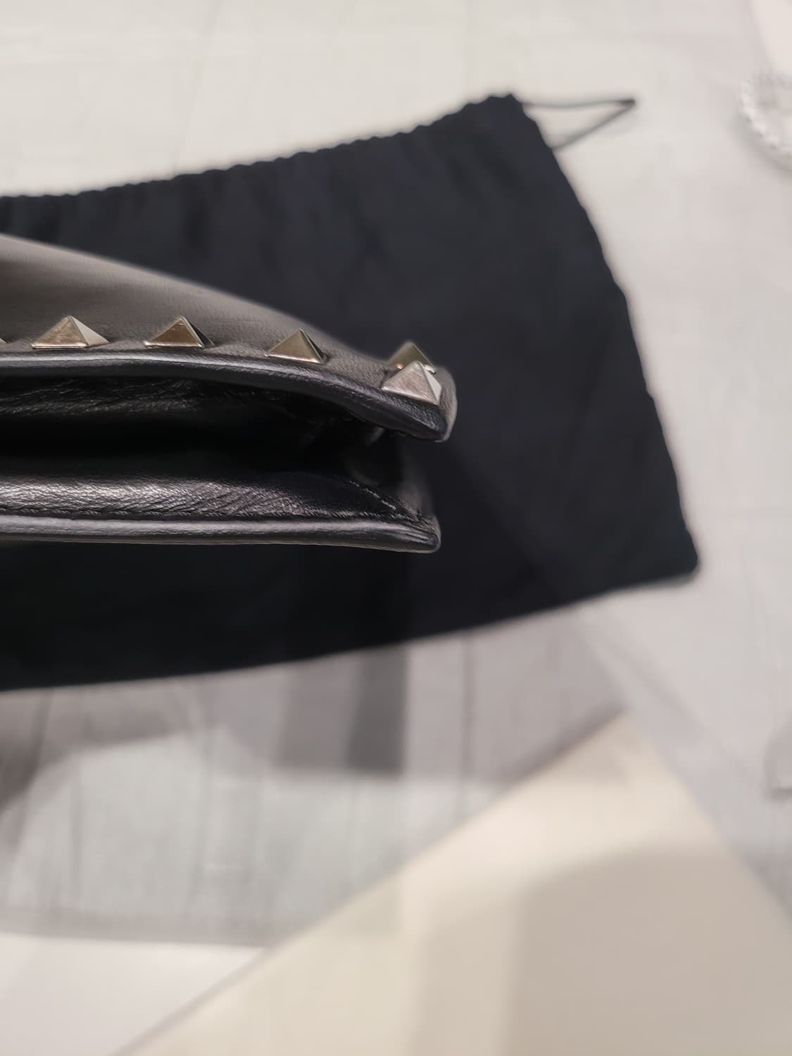 시크함의 대명사, 발렌티노 락스터드 엔벨로프 클러치(L) 내놓아요 상품이미지9