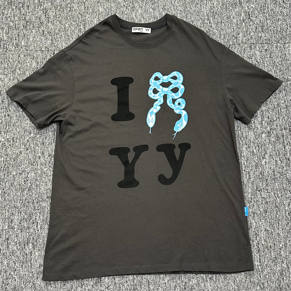 Open yy 오픈와이와이 오픈 블루 리본 스네이크 뱀 티셔츠 차콜 상품이미지1