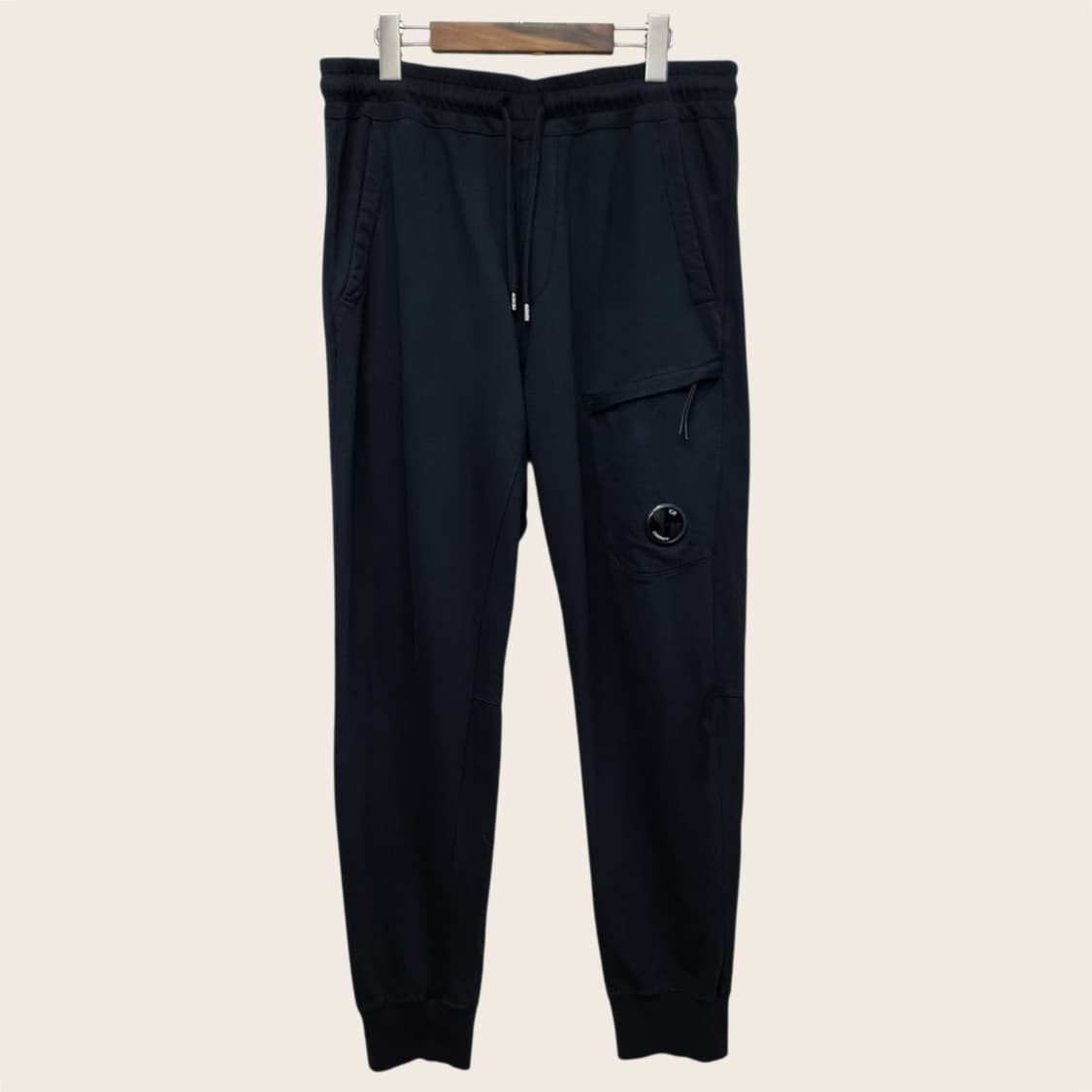 CP컴퍼니 다이애그널 레이즈드 플리스 카고 조거 팬츠 상품이미지1