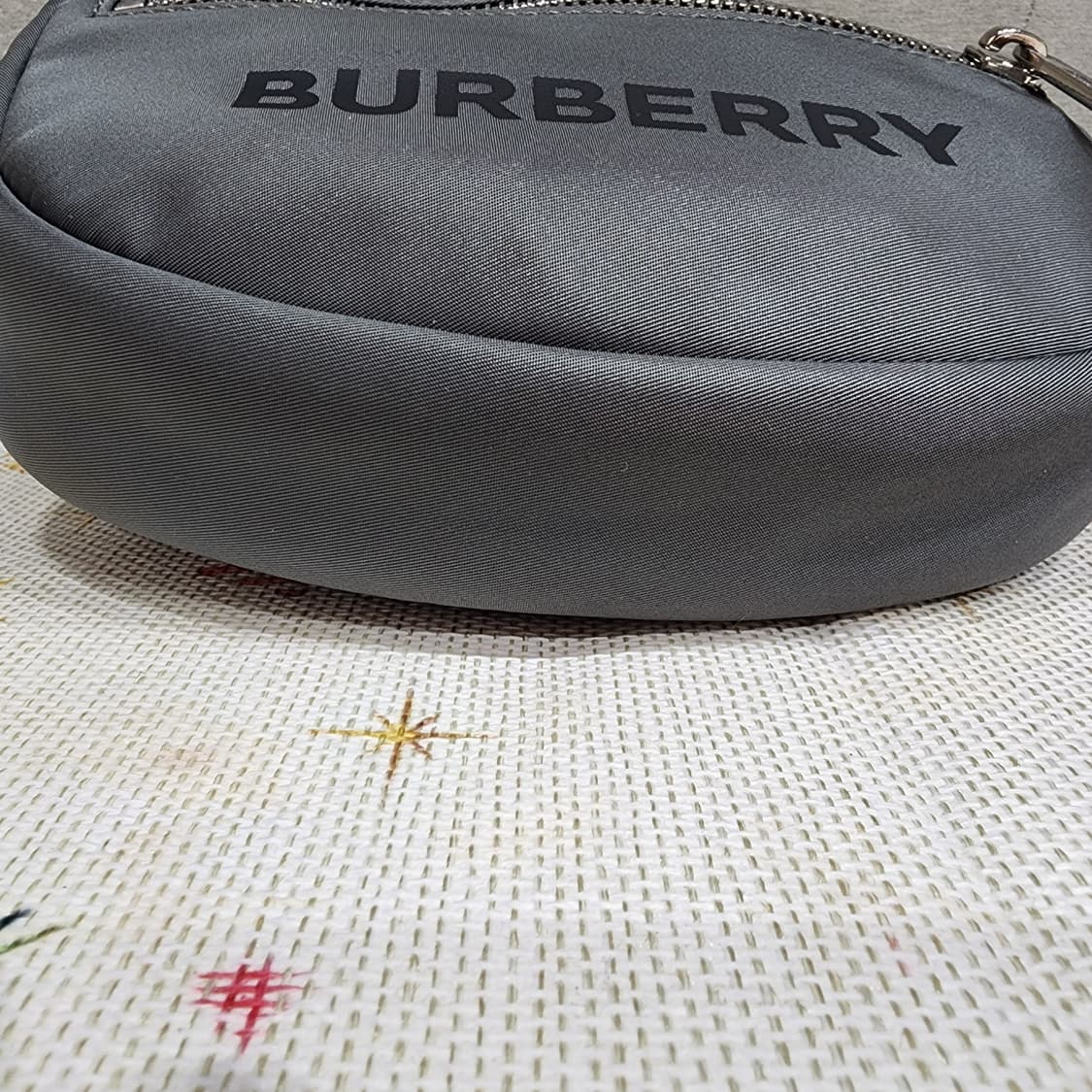 버버리 나일론 미니 크로스백 그레이 상품이미지6