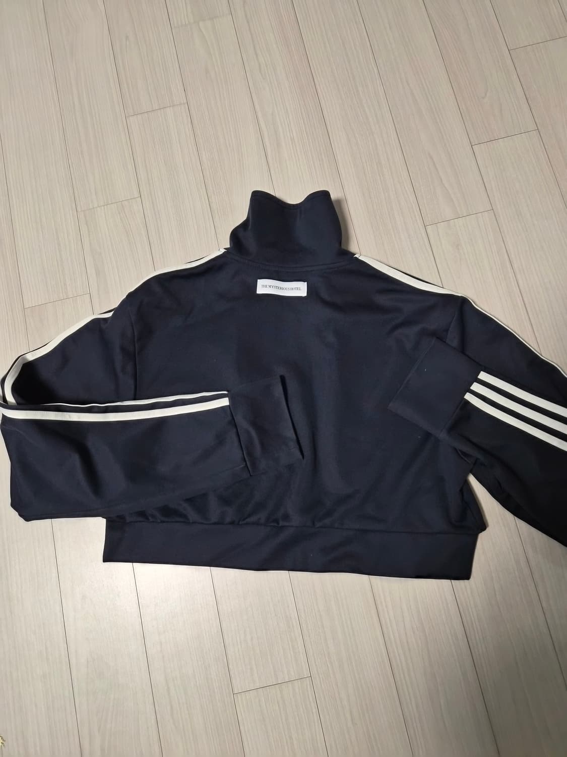 더미스테리어스호텔 아디다스 크롭 볼레로 상품이미지4