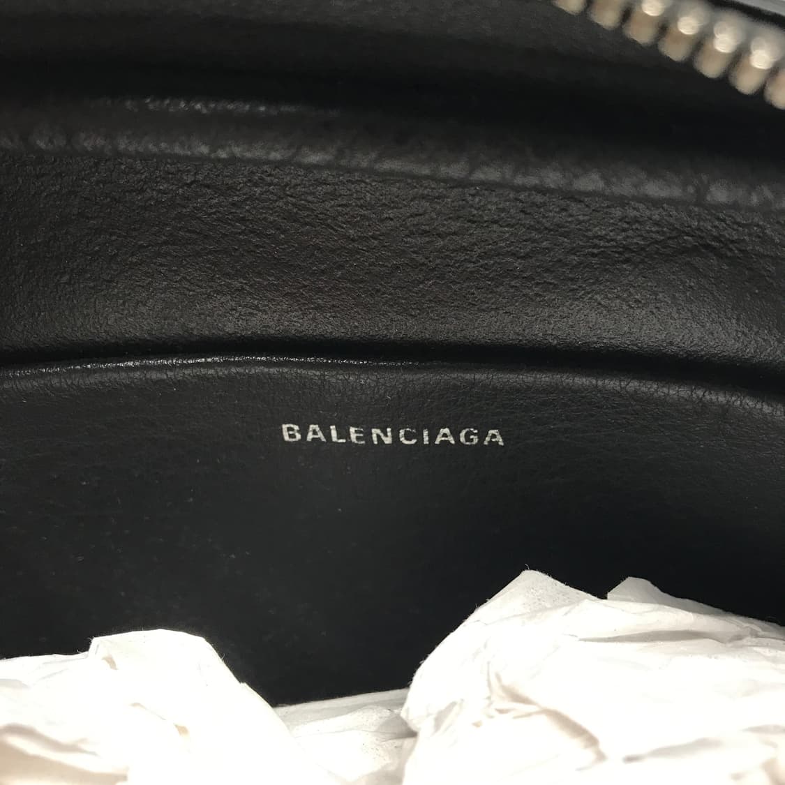발렌시아가 로고 레더 숄더백 블랙 새상품 상품이미지3