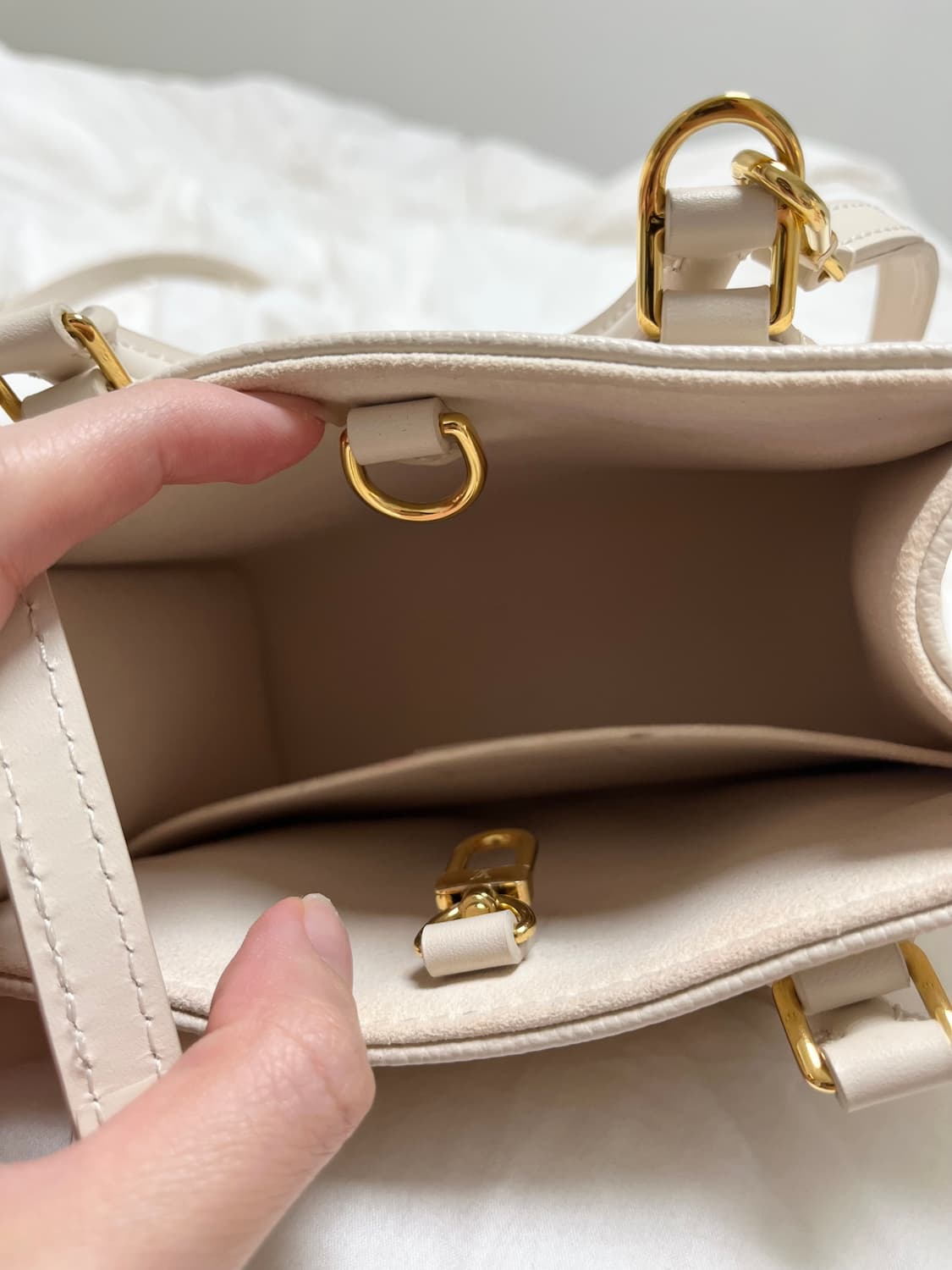 루이비통 온더고 PM 아이보리 토트백 상품이미지2