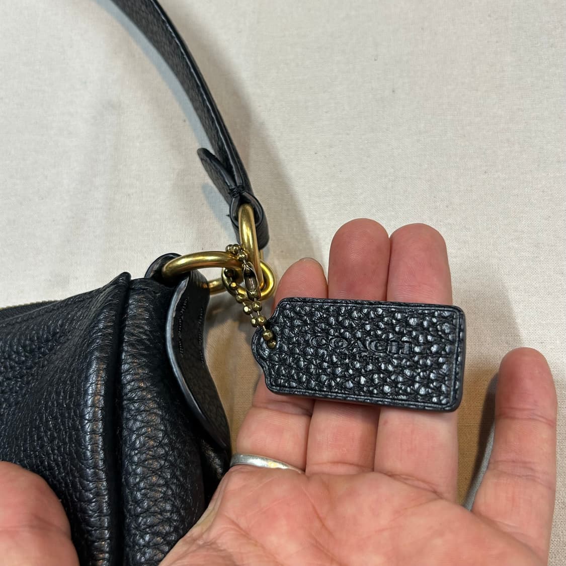 코치 COACH 블랙 페블 레더 숄더백 호보백 가방 상품이미지4