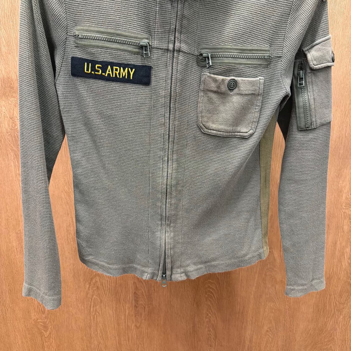 아비렉스 니트 집업 자수 패치 슬리브 지퍼 포켓 디테일 슬림핏 카키 상품이미지5