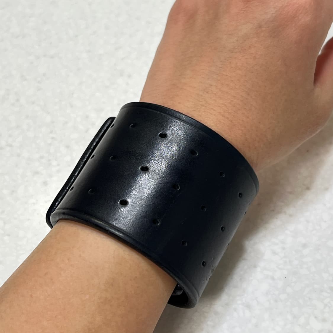 릭오웬스 14FW "MOODY" 레더 커프 스터드 팔찌 블랙 상품이미지4