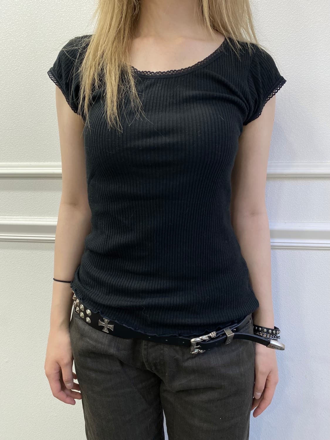 [MILEIL] Black Lace Detail Slim Fit Tee 상품이미지1