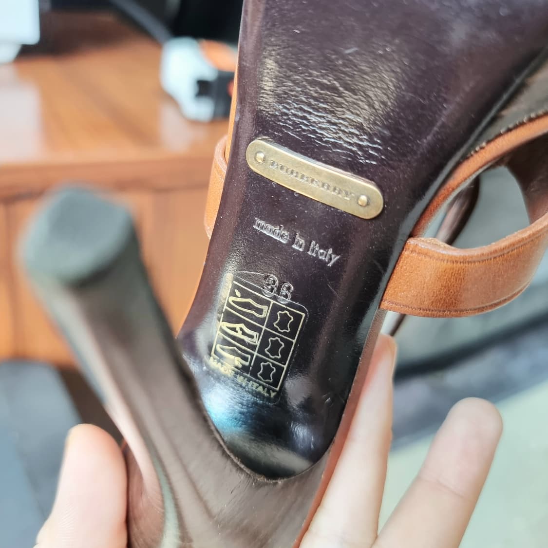 버버리 가죽 샌들 오픈토힐 스트랩힐 구두 슈즈 신발 (230/표기36) 상품이미지9