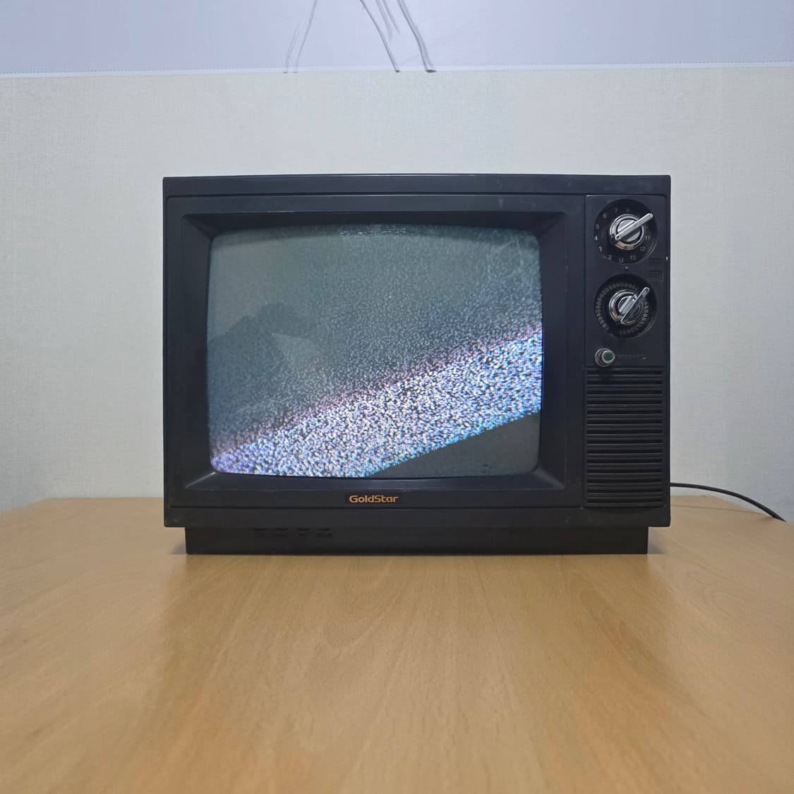 1990년 14인치 골드스타 블랙 브라운관 TV 빈티지 상품이미지1