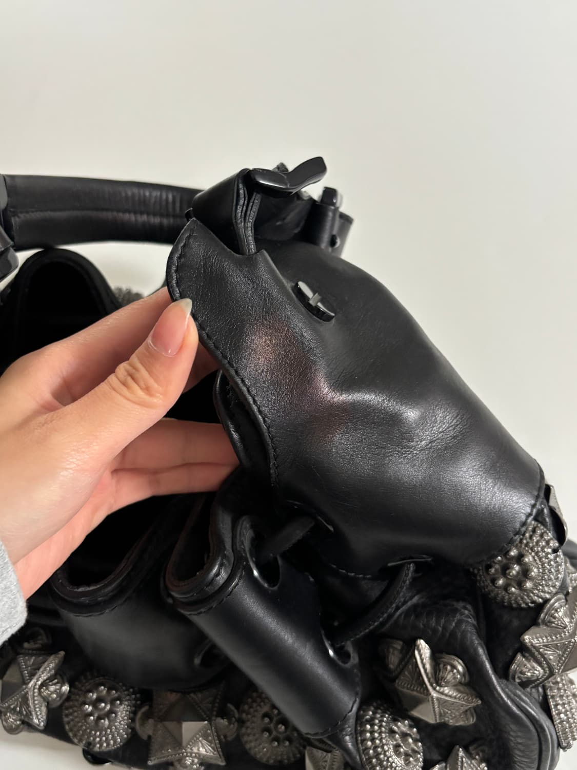 Burberry 버버리 블랙 큐빅 스터드 백 상품이미지7