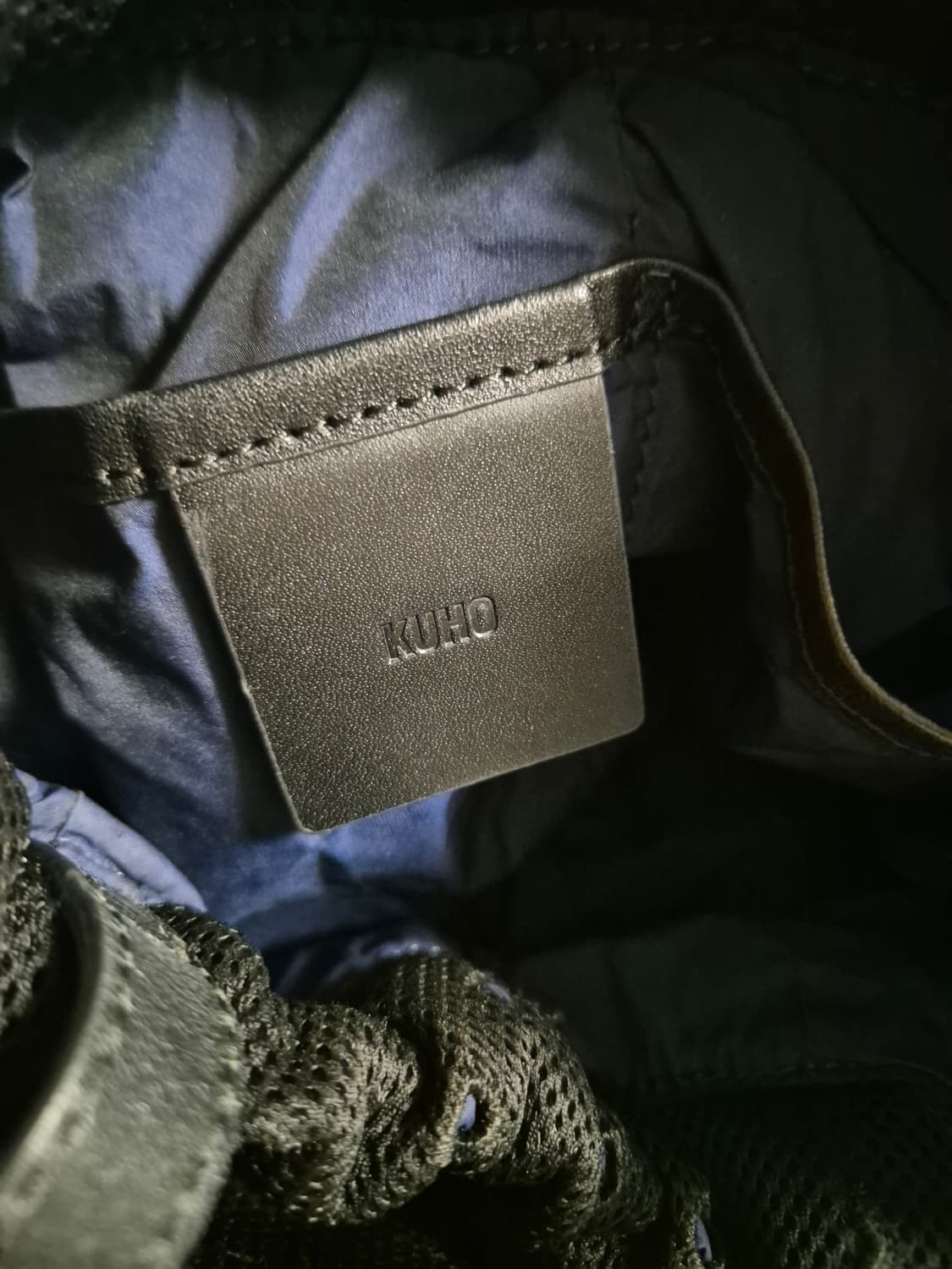 구호(KUHO) 블랙 펀칭 항아리 버킷백 상품이미지6