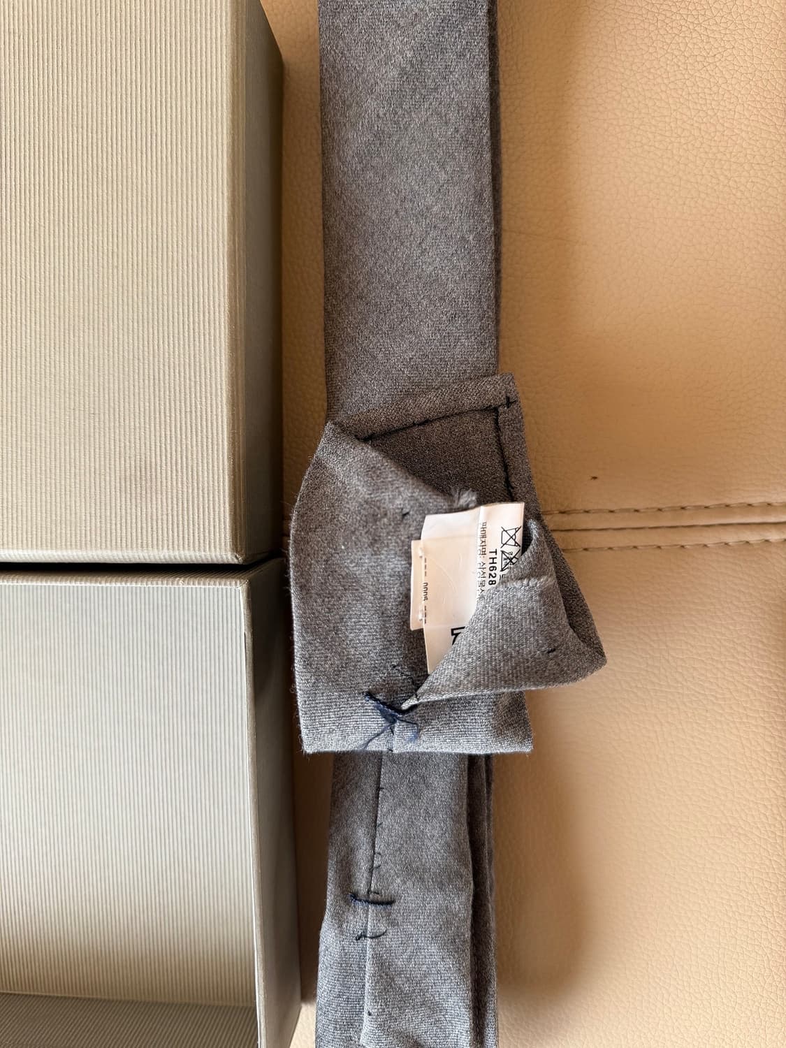 [os] 톰브라운 시그니쳐 울 넥타이 미드 그레이 (백화점판) 상품이미지2