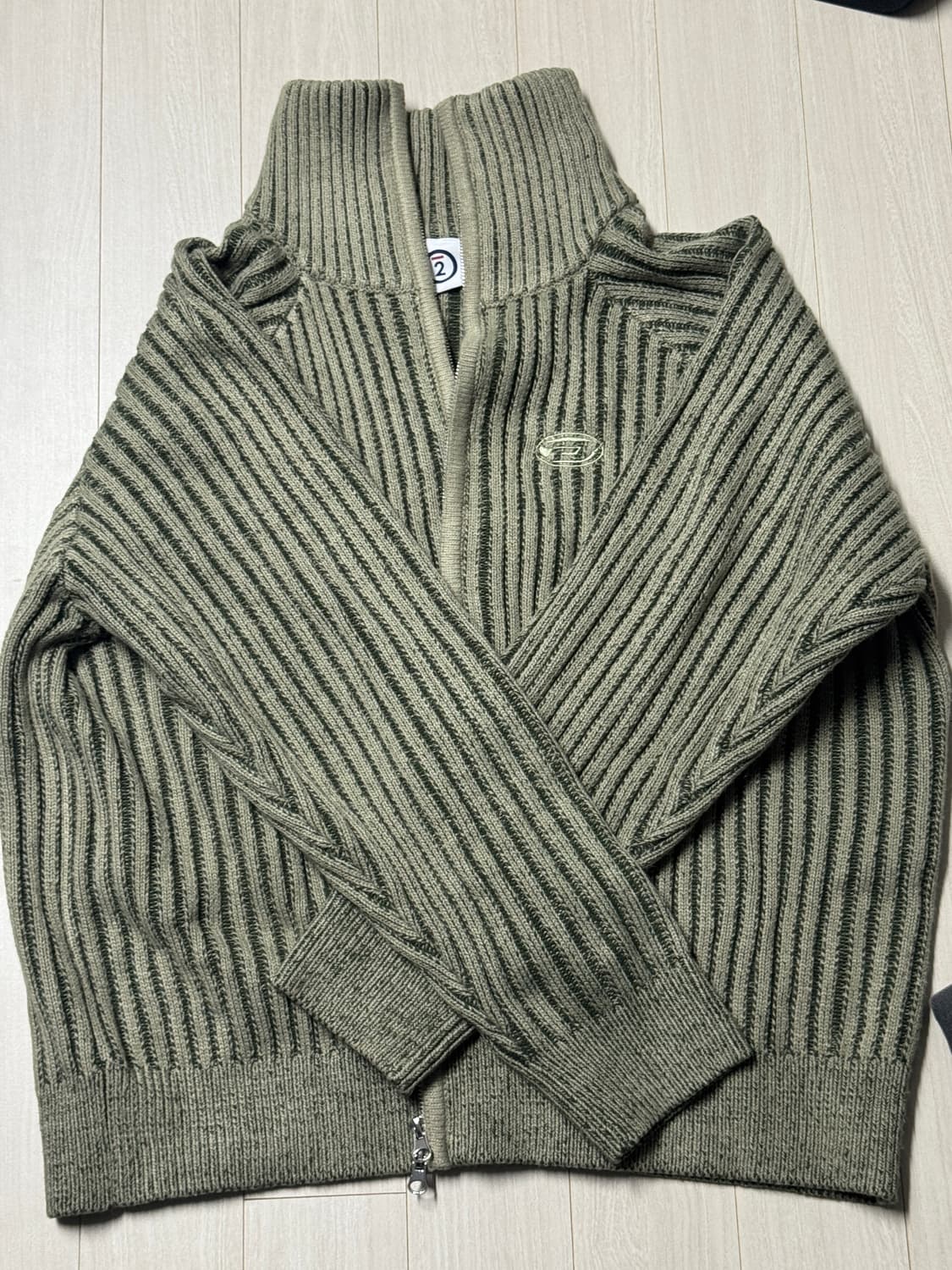 본챔스 입체 투톤 하이넥 니트 집업 상품이미지1