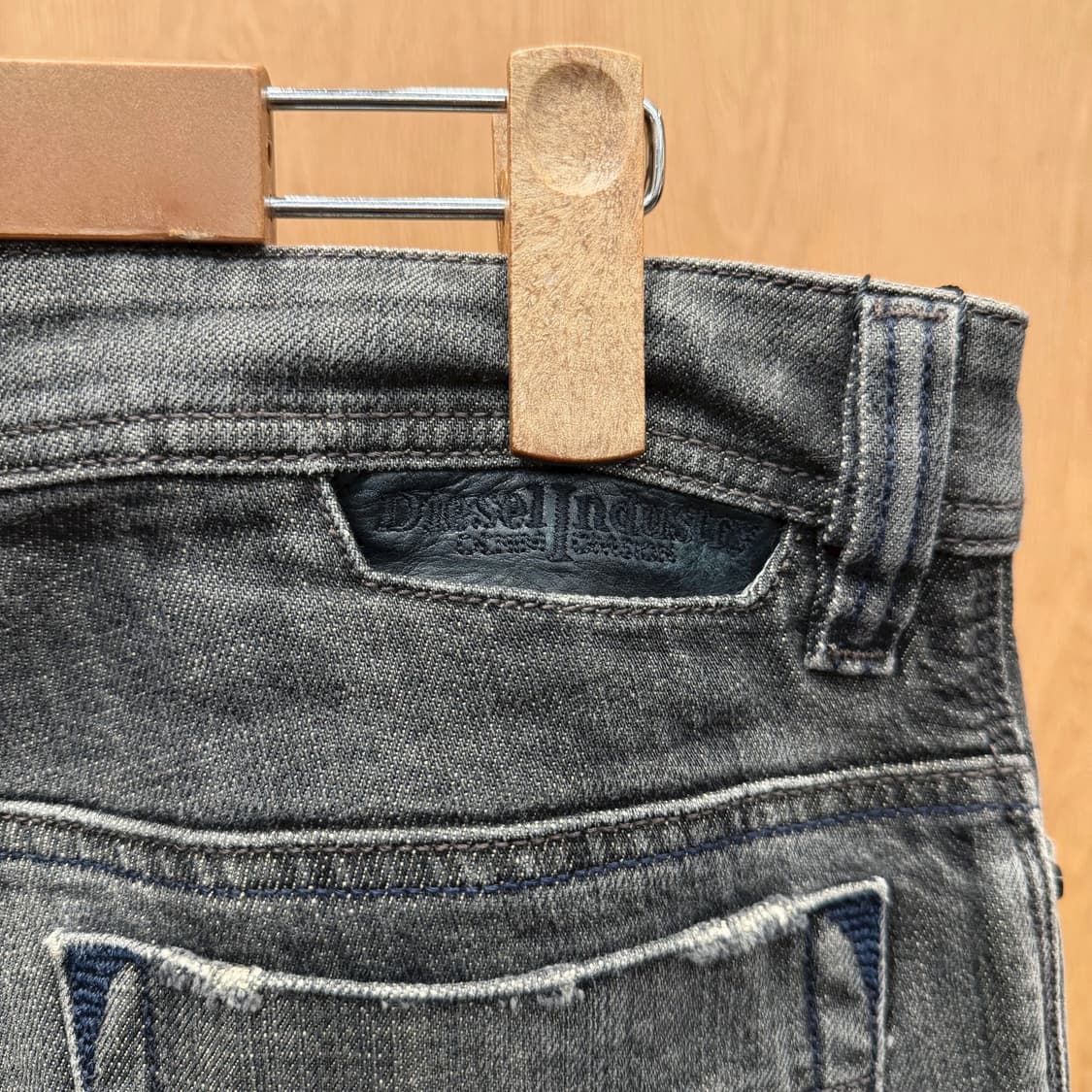 디젤 워싱 데님 팬츠 로고 자수 버튼 클로징 포켓 디테일 슬림핏 그레이 상품이미지8