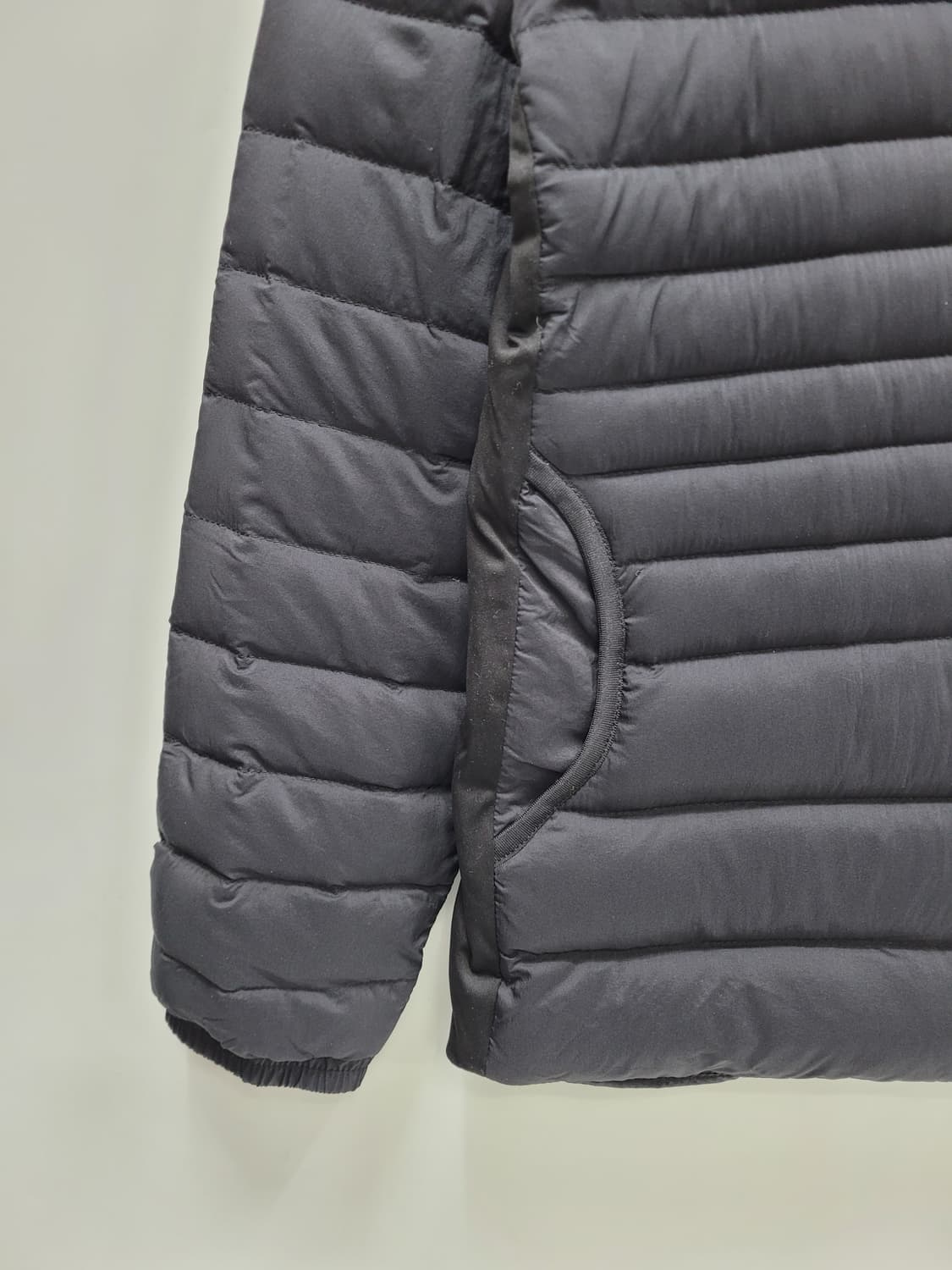 블랙앤화이트 경량 다운 패딩 / 여 L (90) 블랙
 상품이미지5