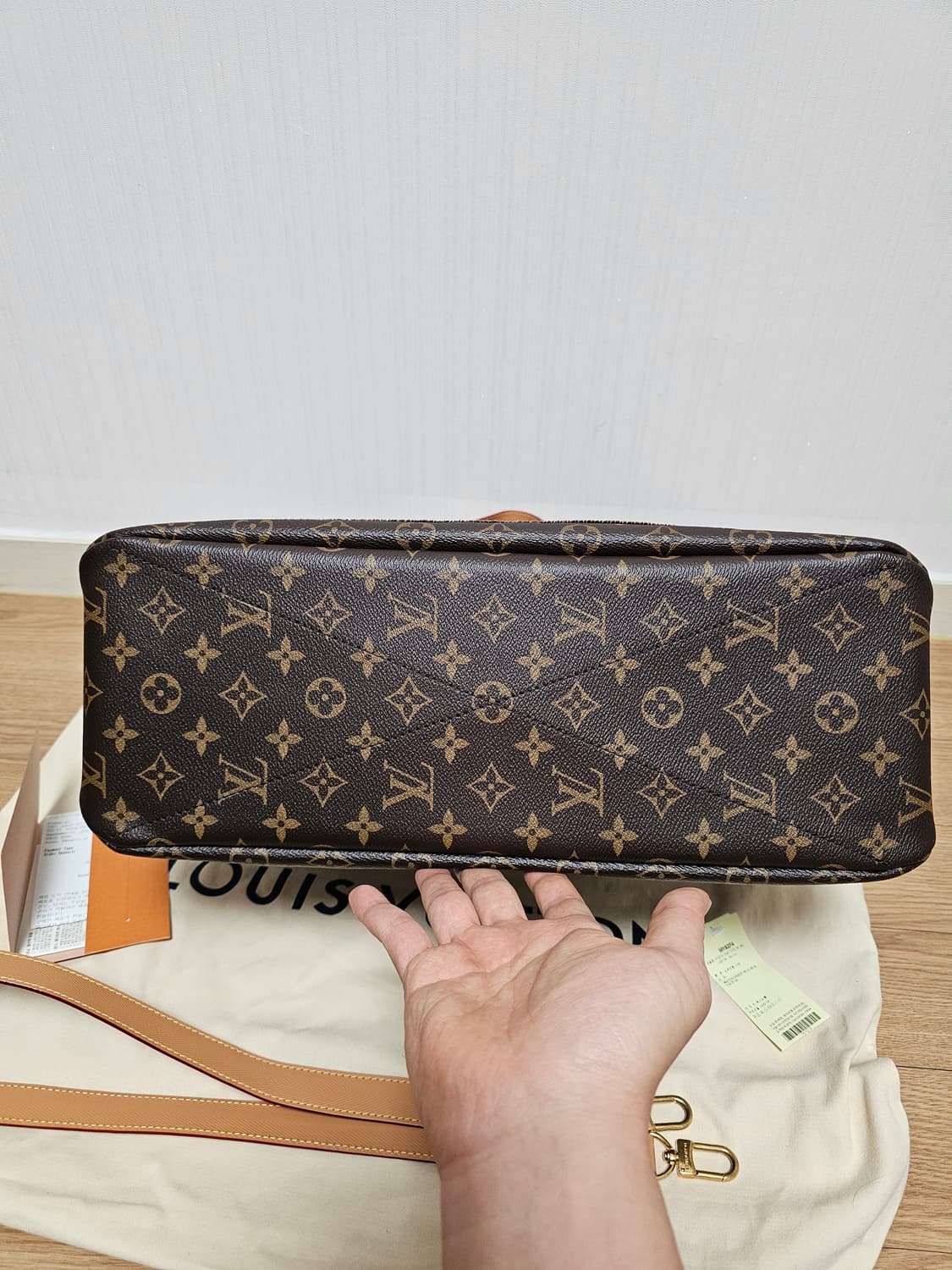 루이비통 니고x퍼렐 한정판 쇼퍼 토트백MM 크로스백 상품이미지7