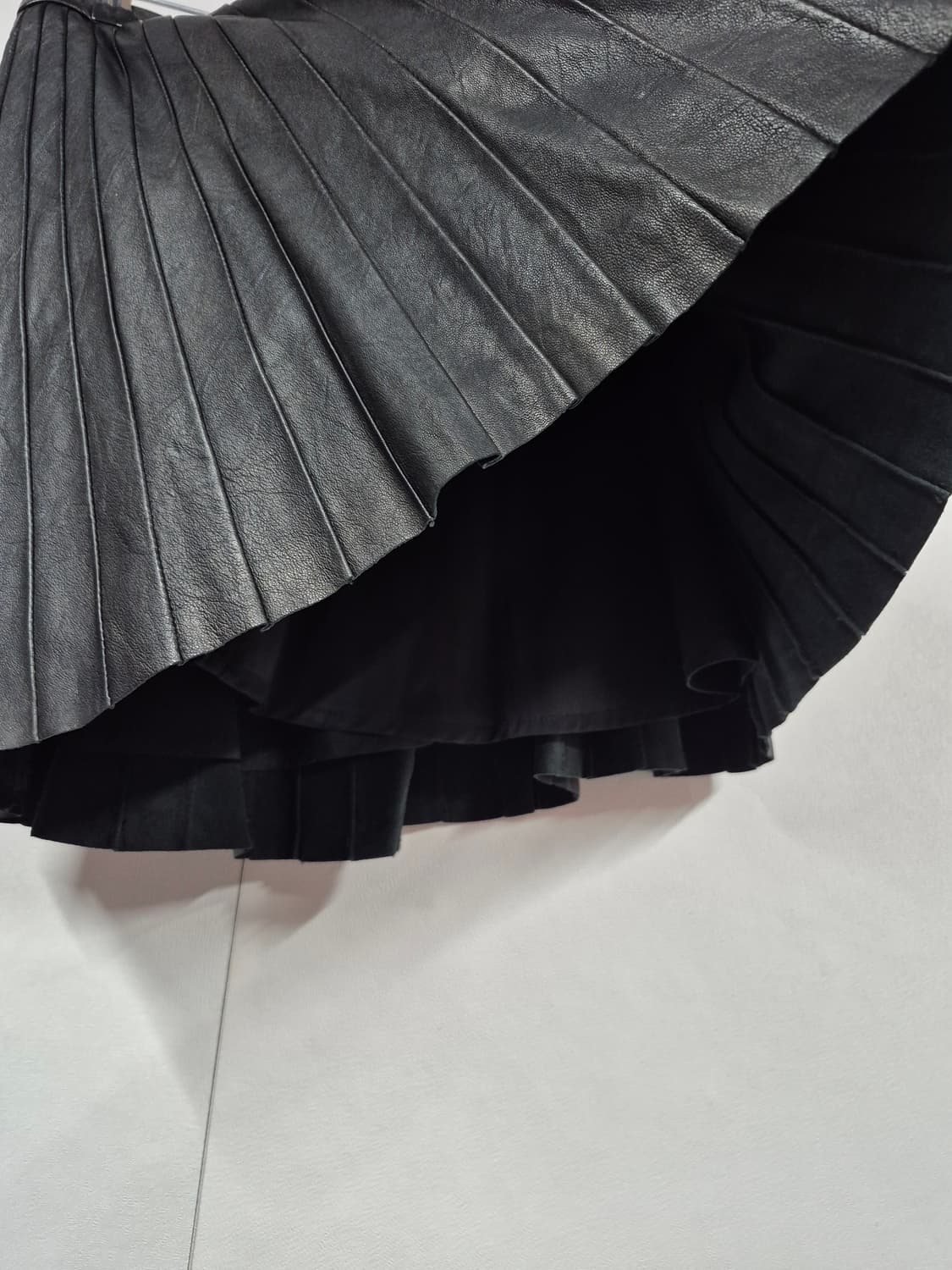 띠어리 양가죽 플리츠 미니 스커트 상품이미지4