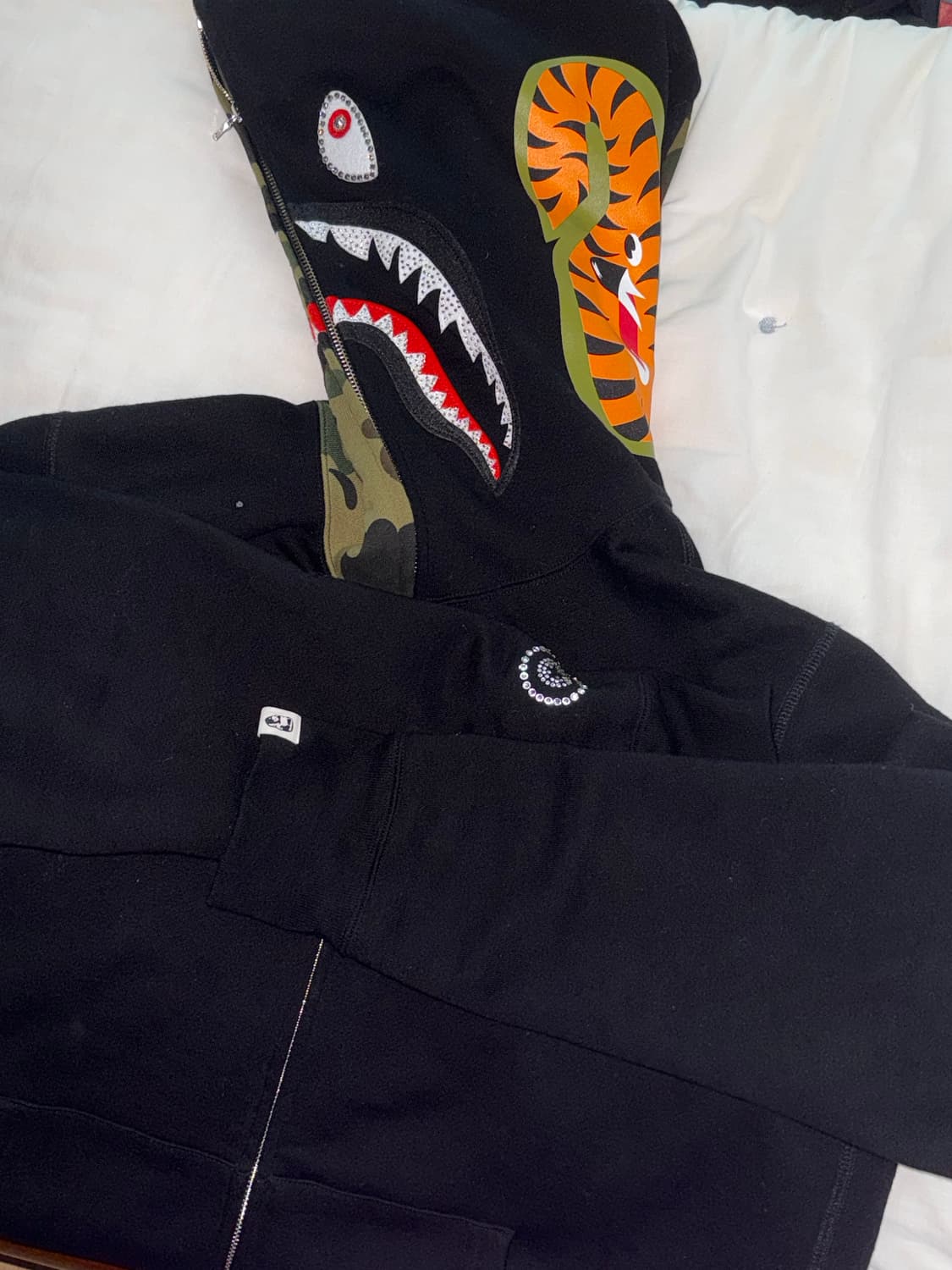 지코 착용 스와로브스키 x 베이프 한정판 후드집업 상품이미지6