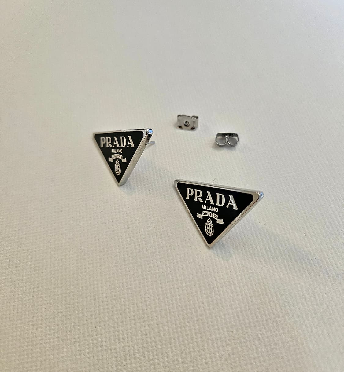 프라다 업사이클링 삼각로고 귀걸이 블랙 상품이미지3