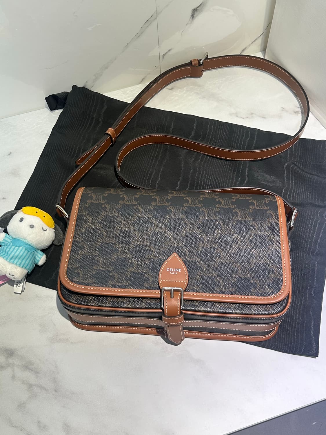 [새상품급 정품] 셀린느 폴코 메신저백 25년SS 상품이미지2