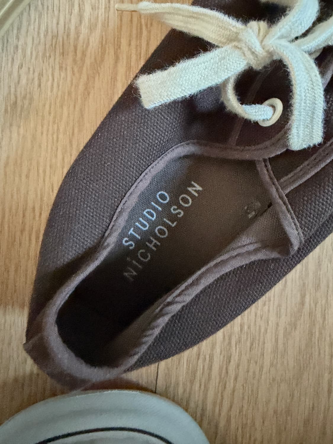 문스타 x 스튜디오 니콜슨 메리노 스니커즈 초콜릿 상품이미지5