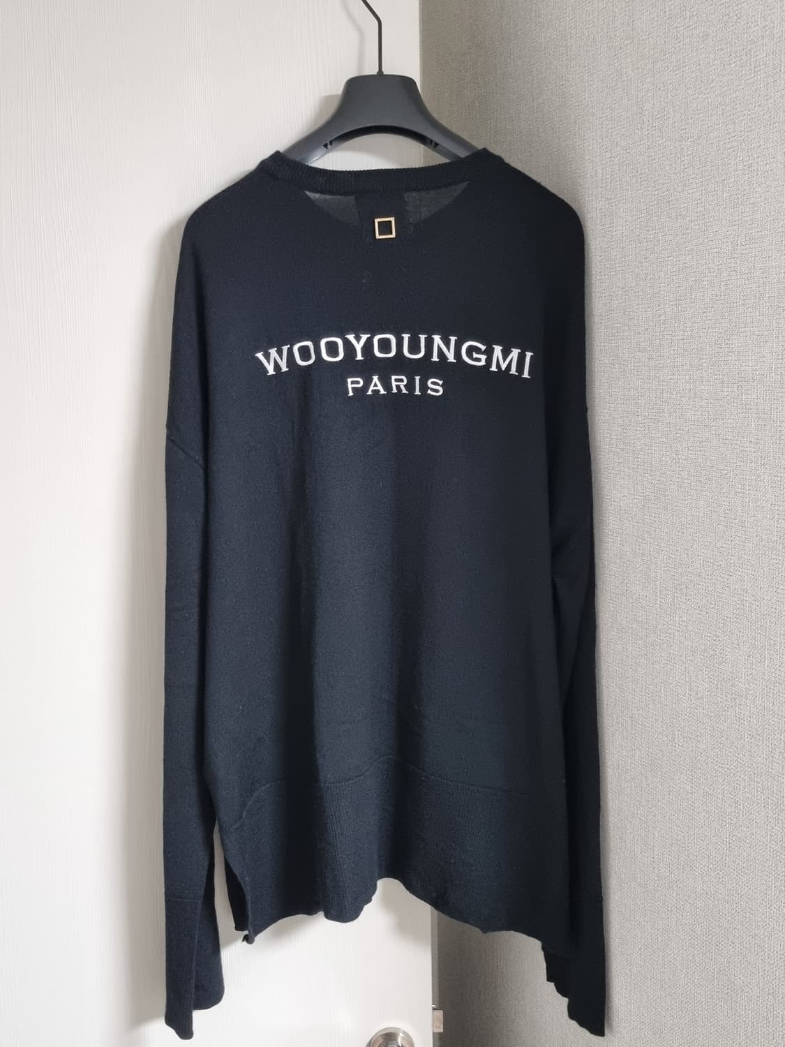 우영미 백로고 절개니트 상품이미지1