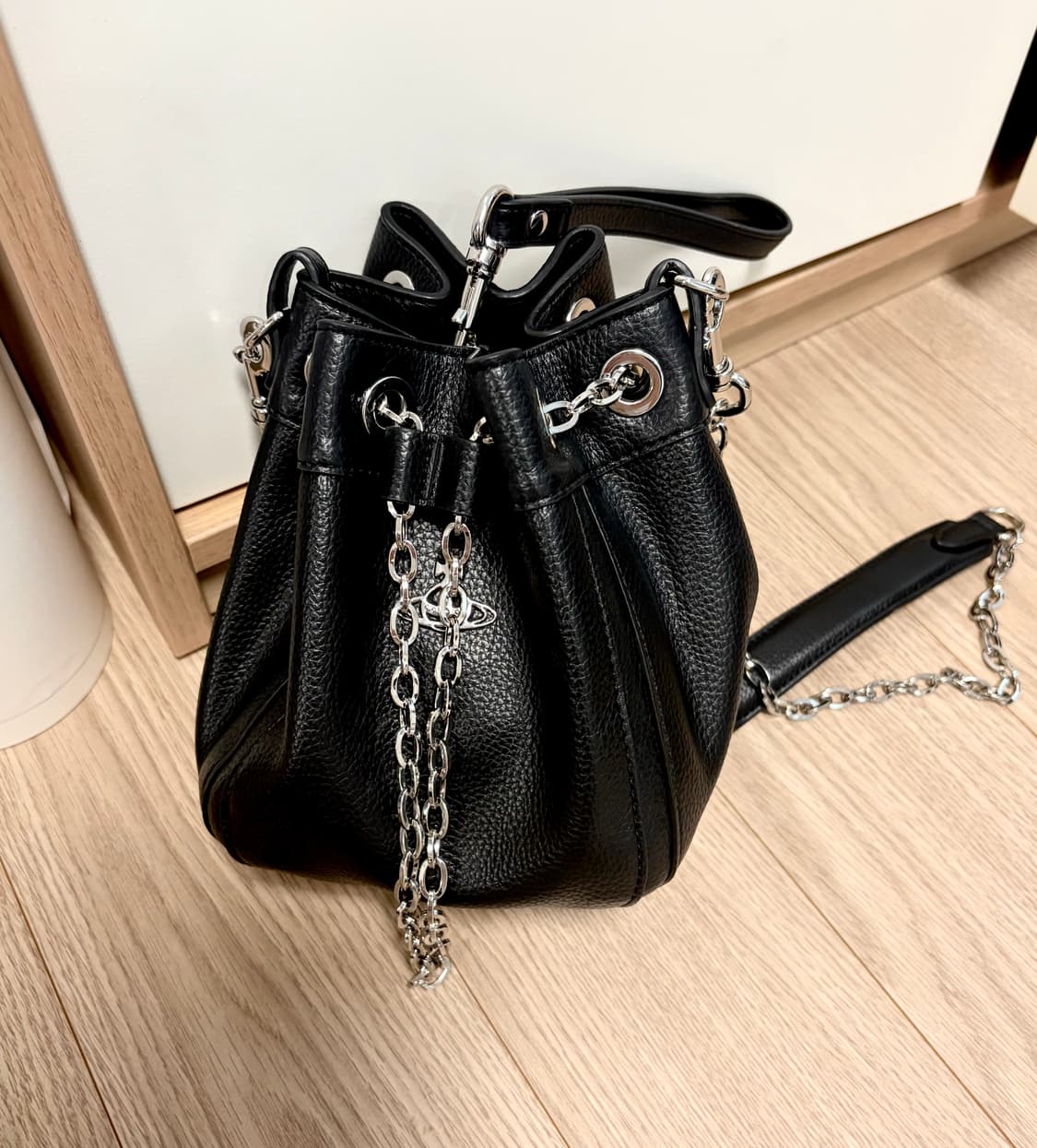 비비안웨스트우드 크리시 스몰 버킷백 블랙 상품이미지3