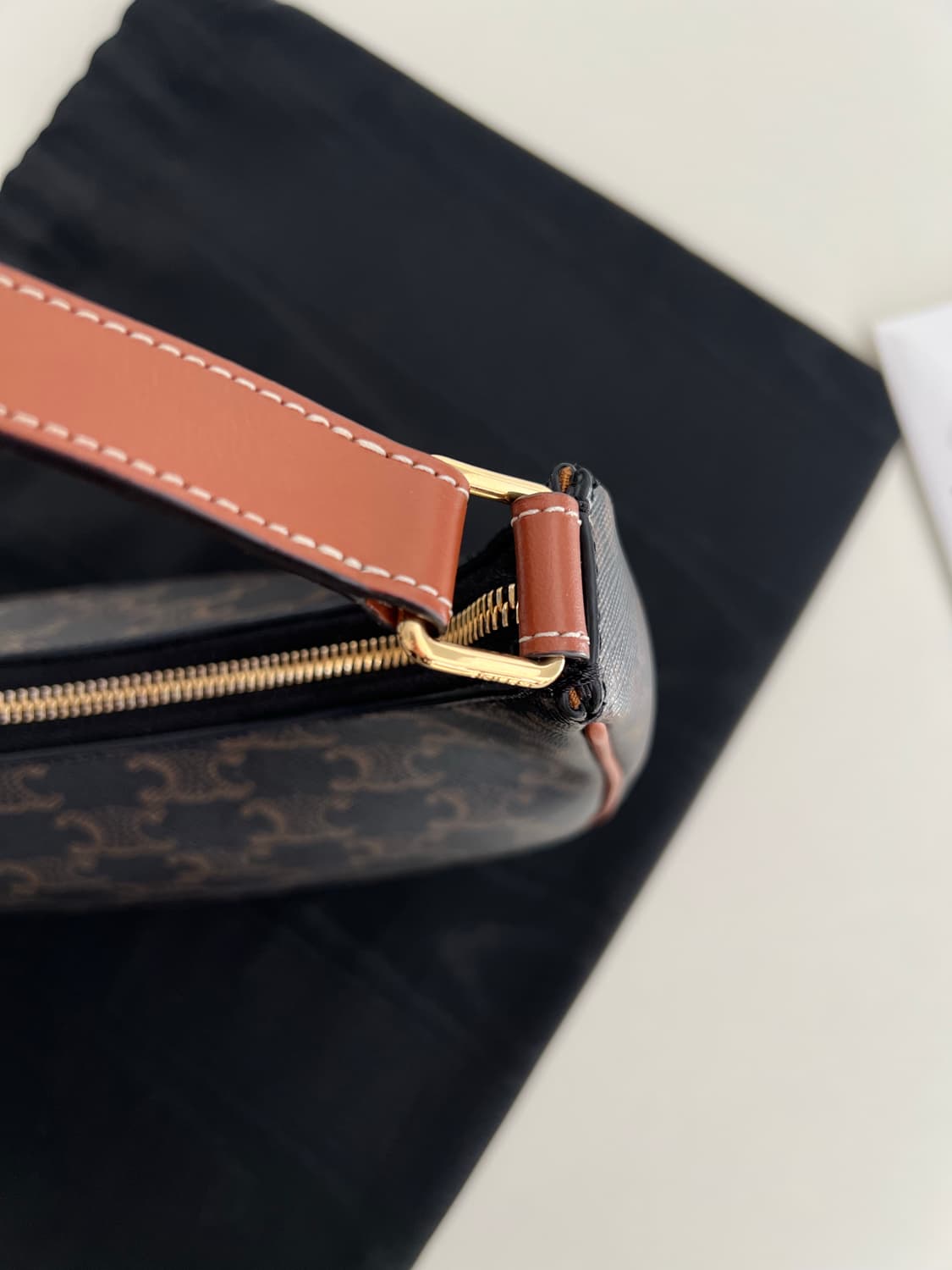 셀린느 아바백 미듐 상품이미지6