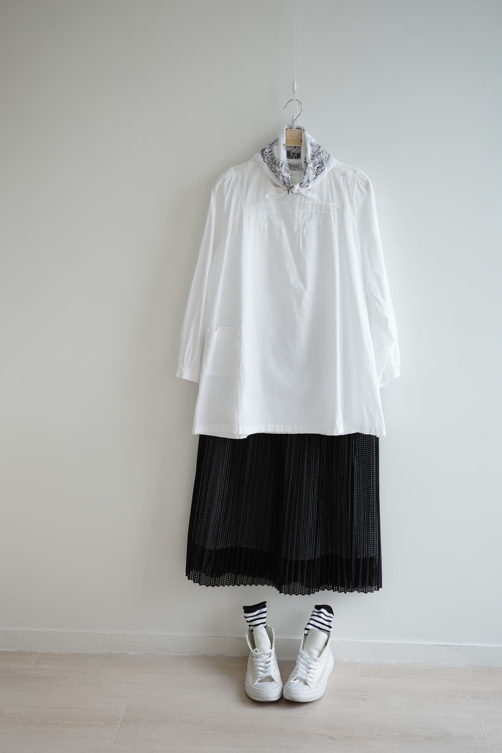 rhythomos 
• 블랙 펀칭 주름 미디어 스커트 상품이미지2