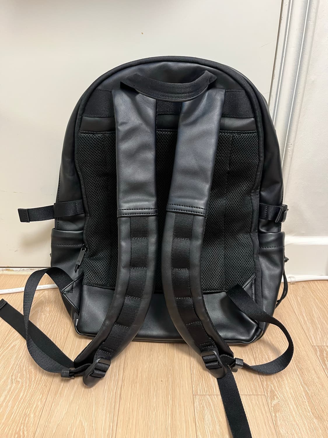 만다리나덕 노마드 가죽 블랙 백팩 상품이미지2