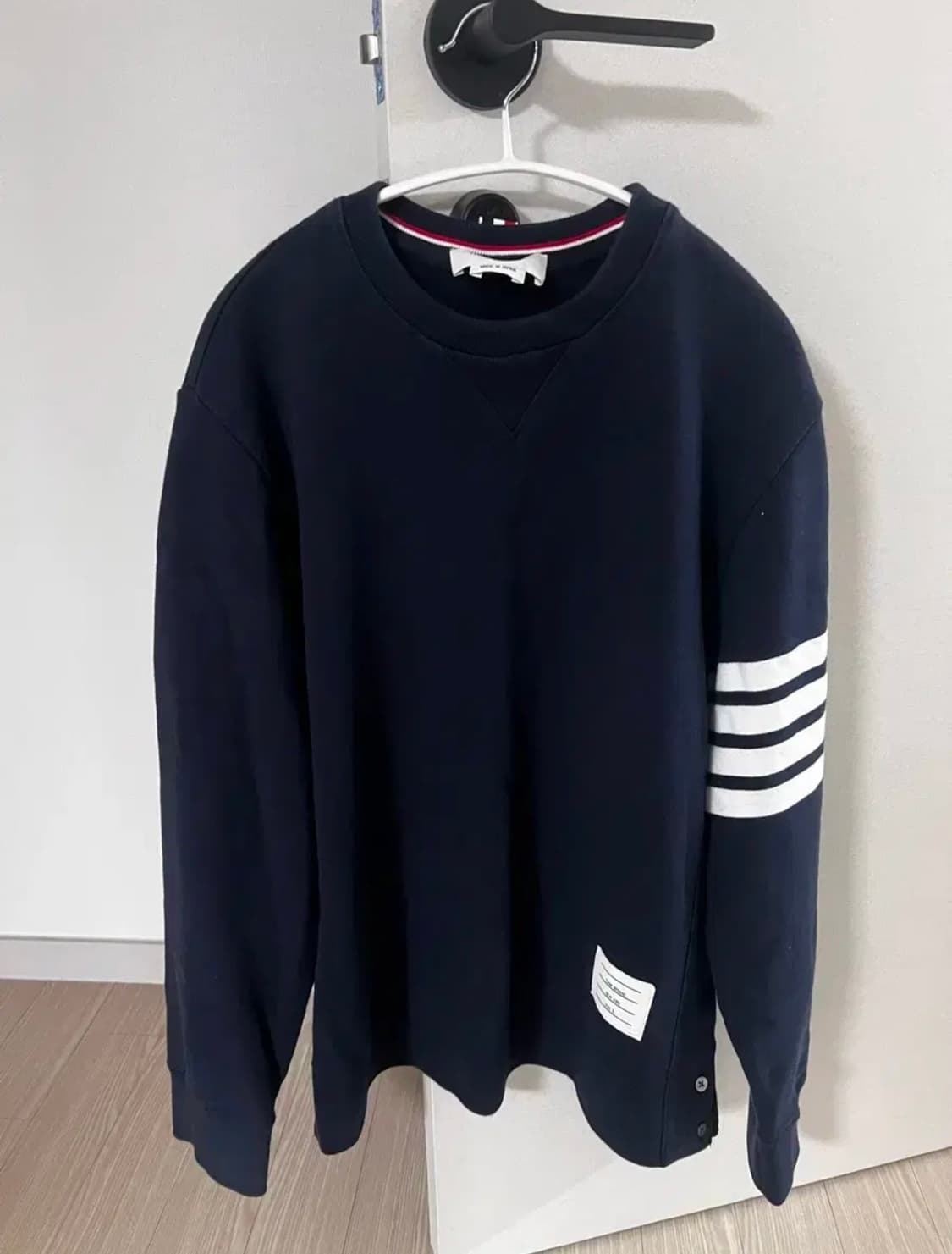 톰브라운 4선 맨투맨 네이비 상품이미지1