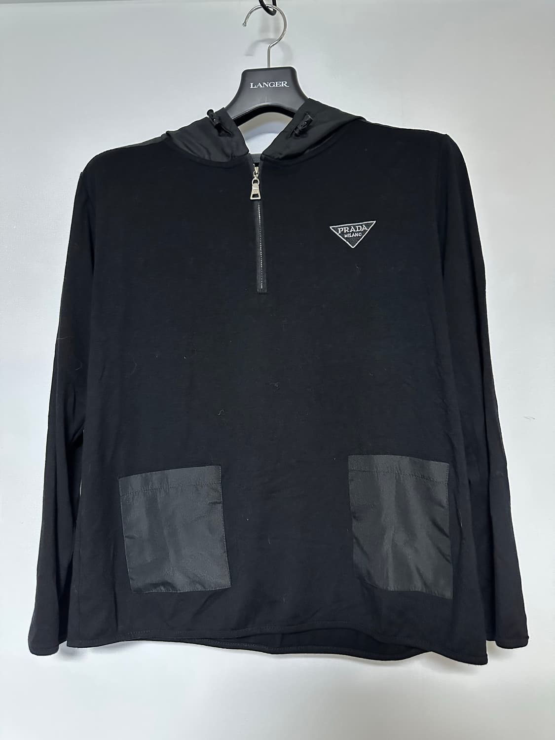 프라다 블랙 후드티 상품이미지1