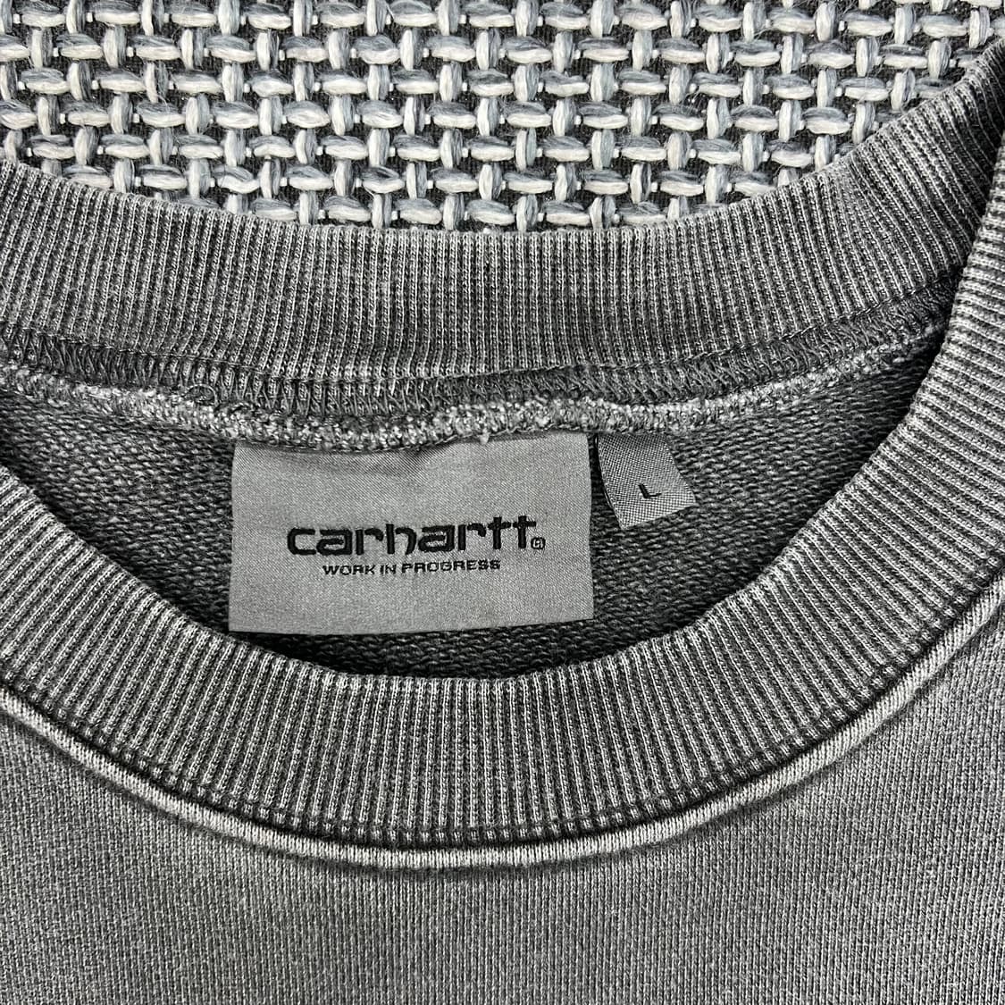 착샷O 칼하트 Wip 그레이 워시드 맨투맨 상품이미지2