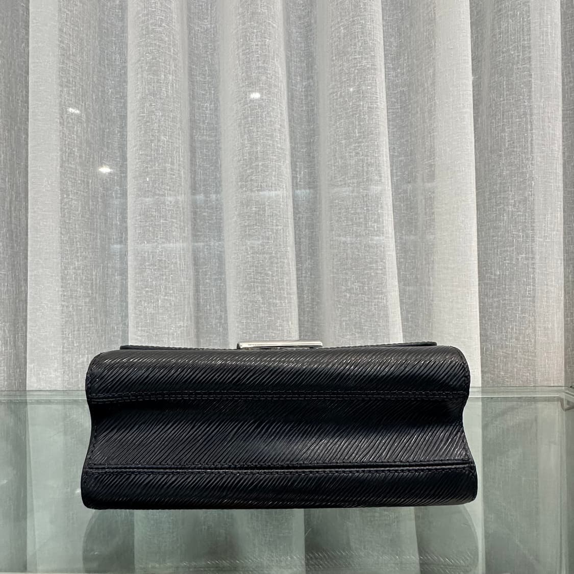 루이비통 트위스트 MM 은장 크로스백 상품이미지5