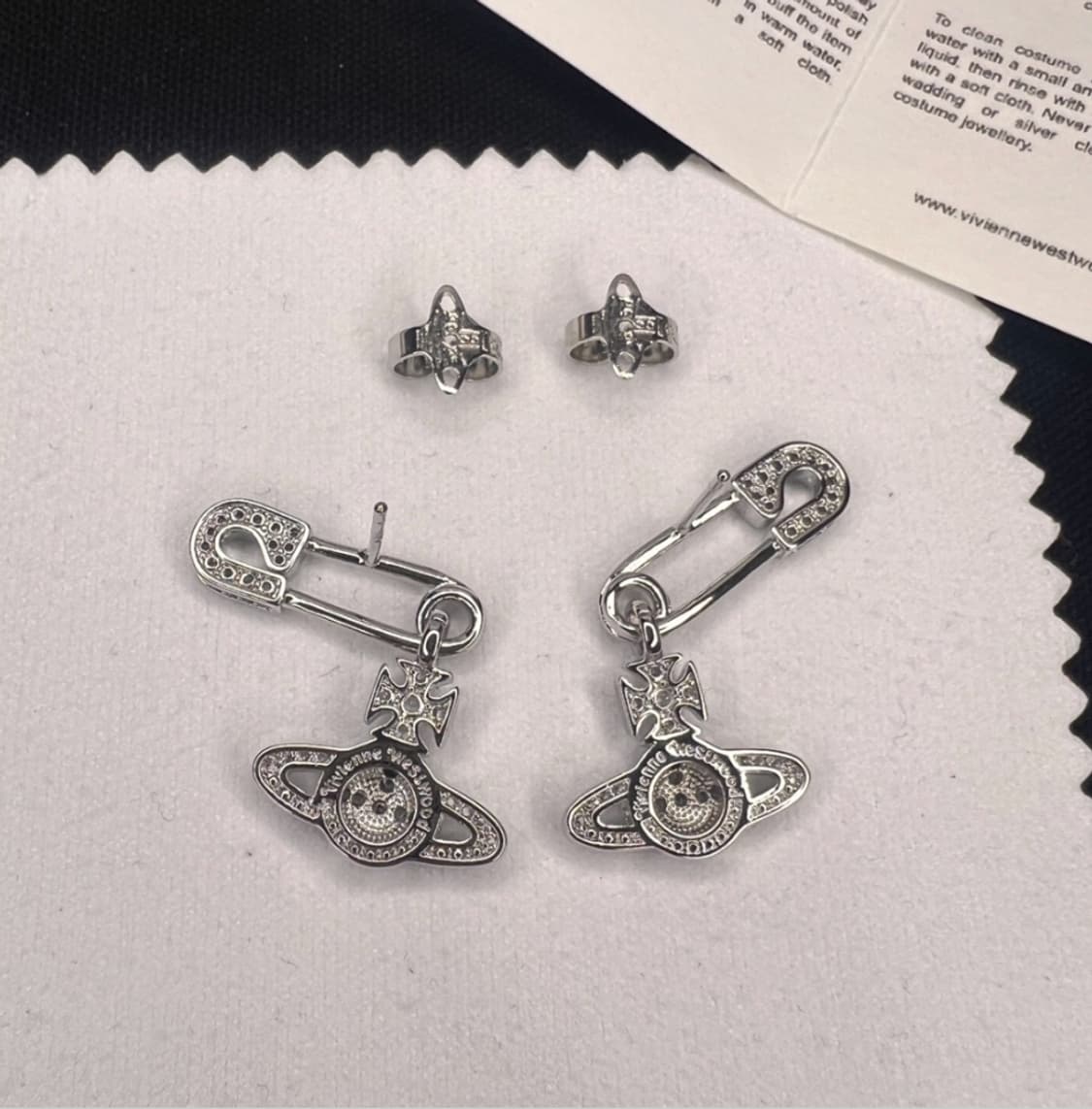 비비안 웨스트우드 아카이브 세이프티핀 클리어 크리스탈 큐빅 드롭 이어링 상품이미지4