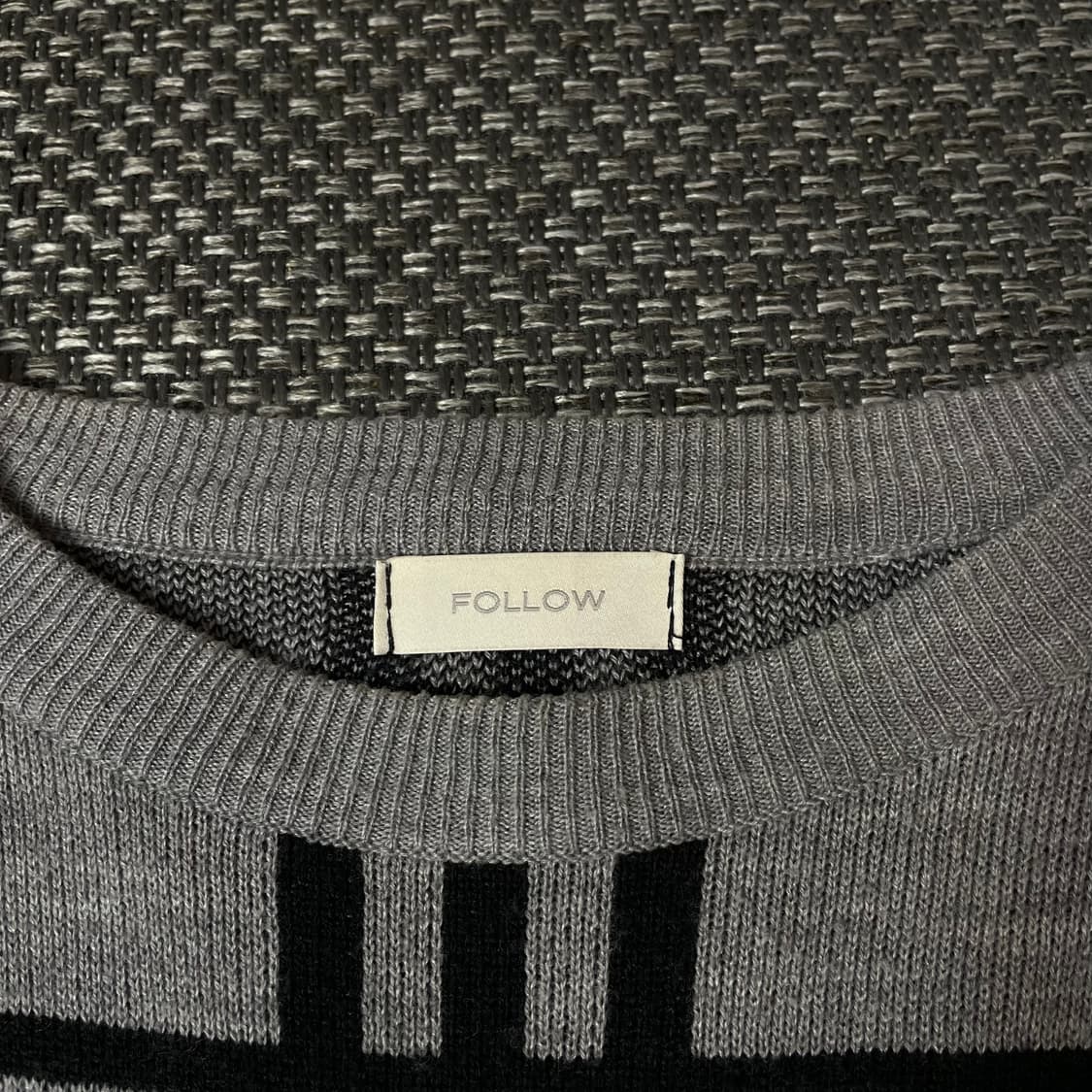 팔로우 그레이 체크 패턴 라운드넥 긴팔 니트 상품이미지4