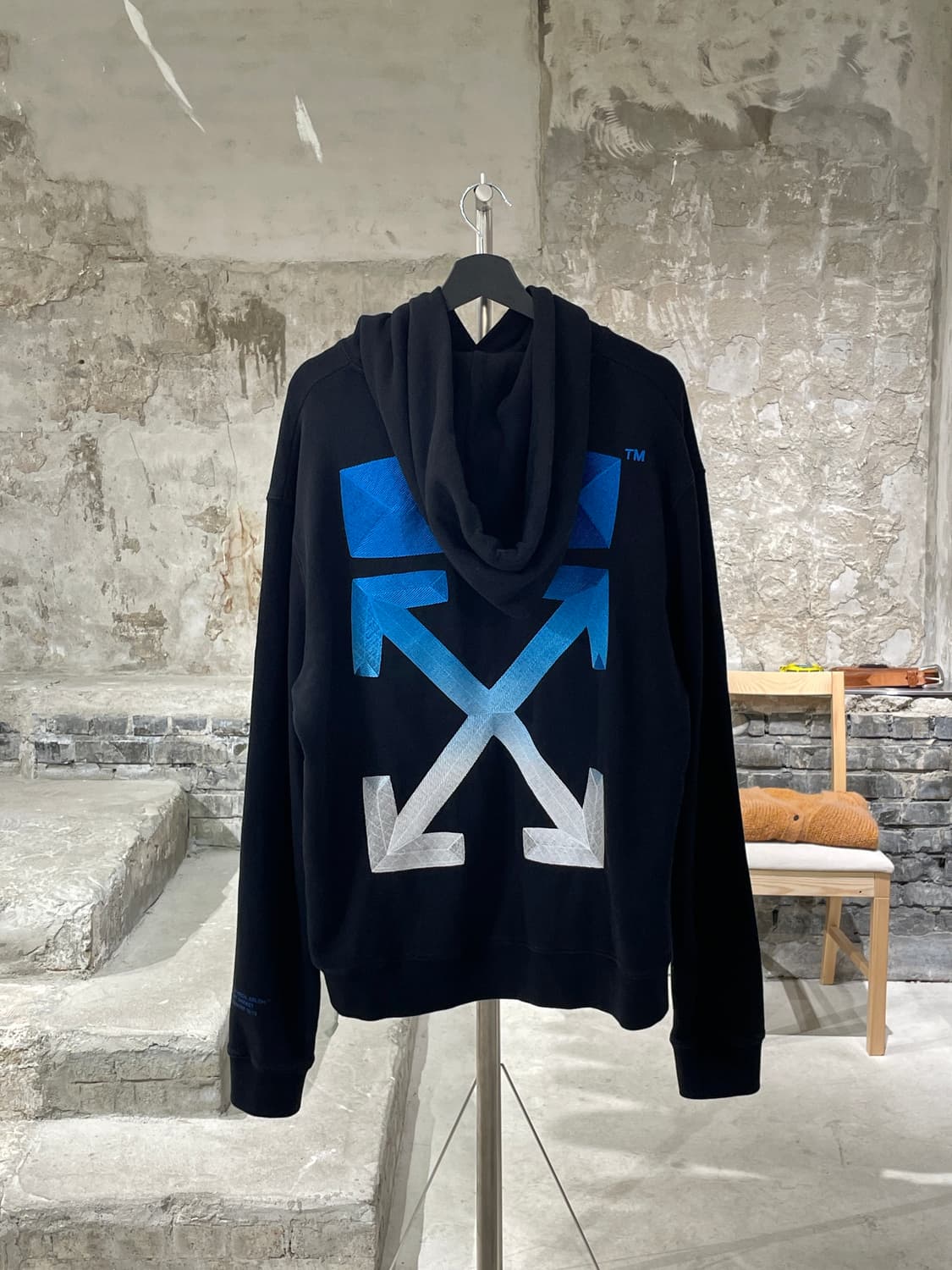 오프화이트 x 도버 스트릿 마켓 블랙 그라데이션 로고 자수 후디 상품이미지1