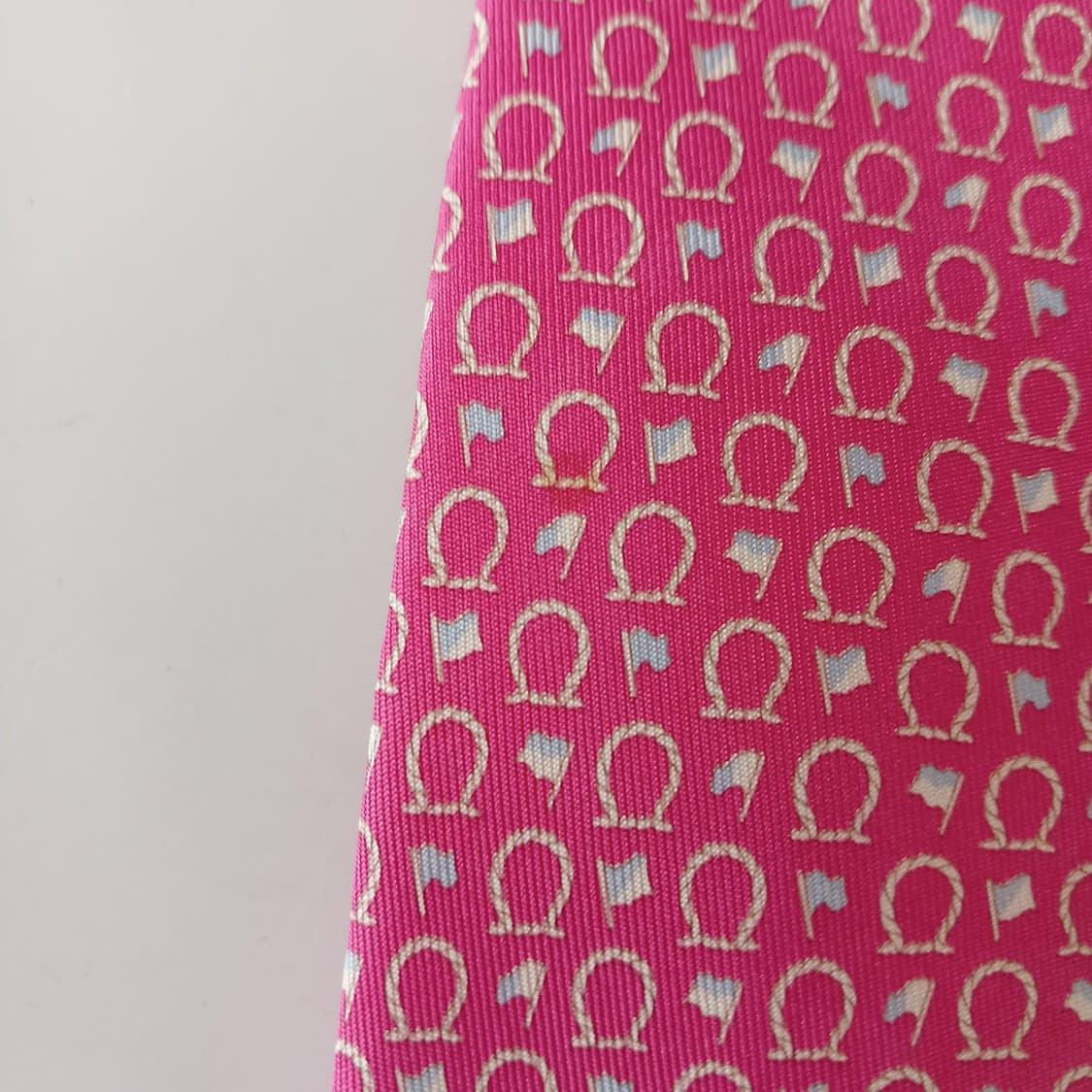 페라가모 실크 핑크 간치니&깃발 넥타이 8.7cm A~B등급 A18832 상품이미지5