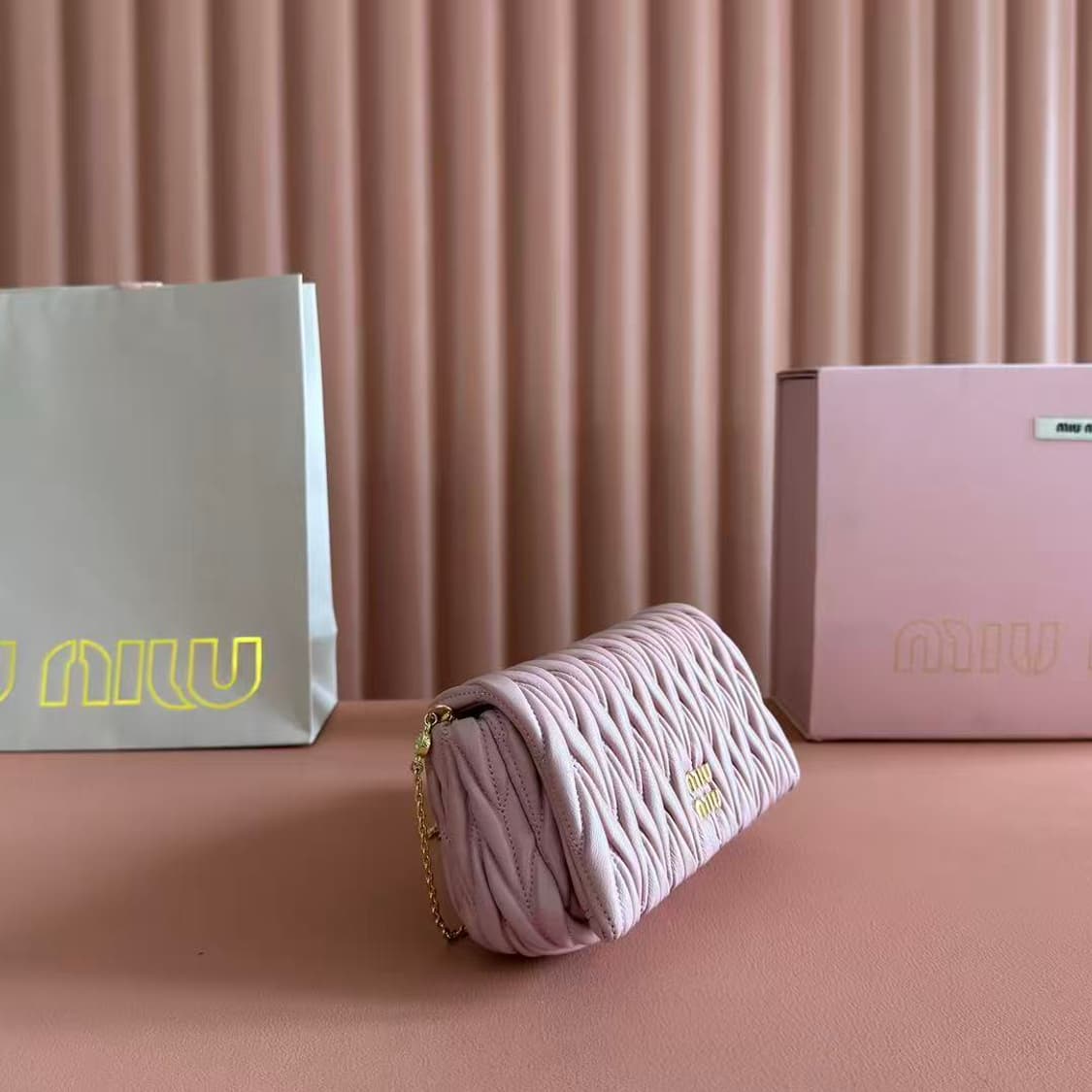 미우 미우 마테라쎄 나파 가죽 미니백 상품이미지4