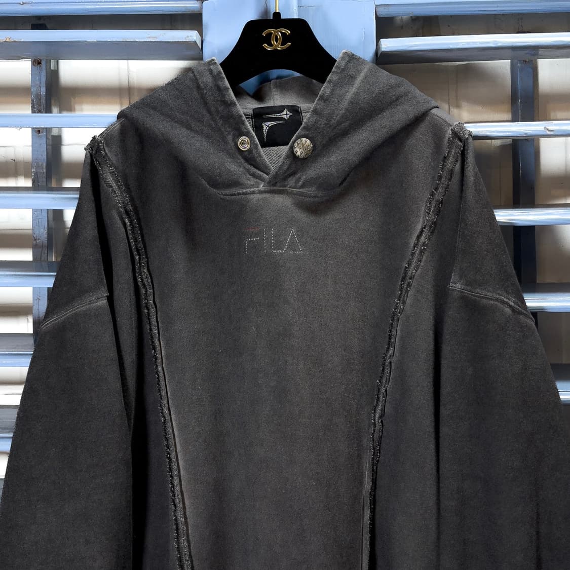 떠그클럽 X 휠라 스티치 워시드 후드스웻 상품이미지1