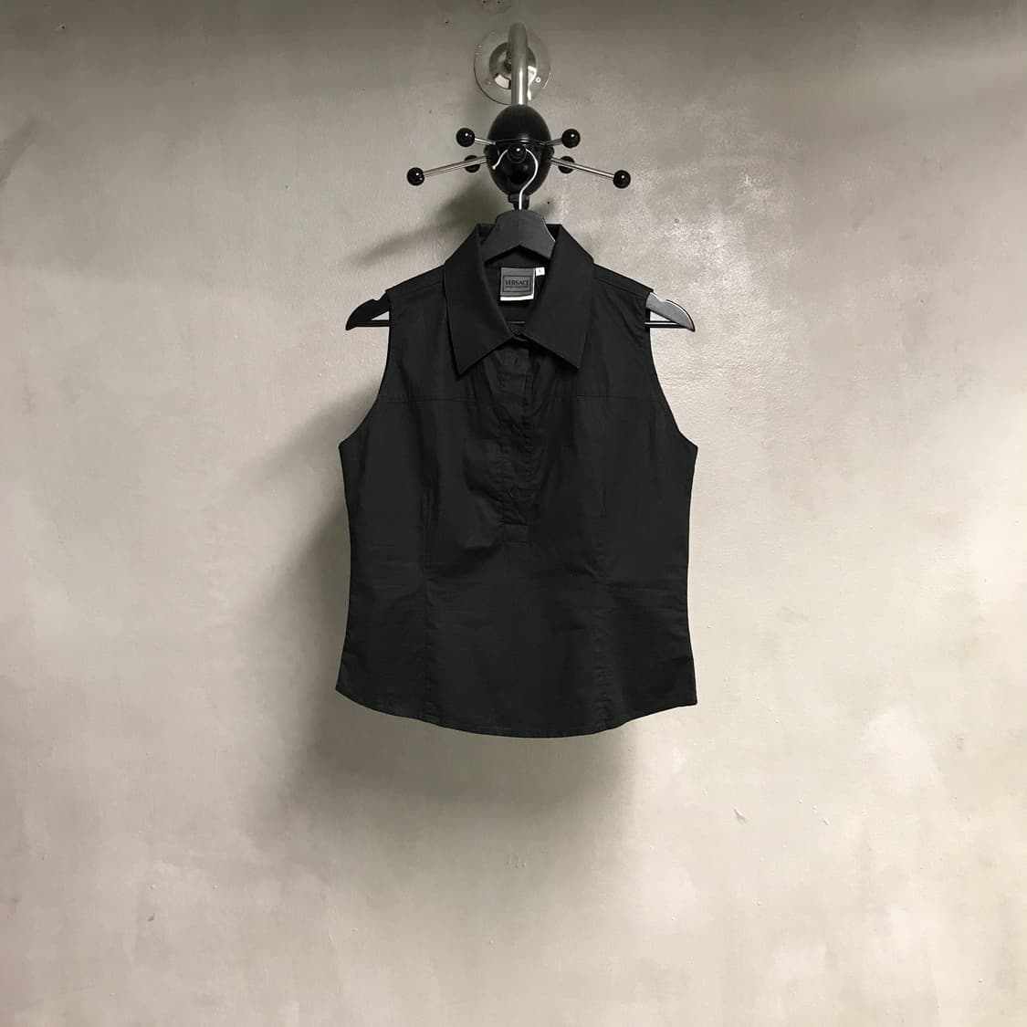 베르사체 슬리브리스 셔츠 블랙 L(W) 상품이미지1