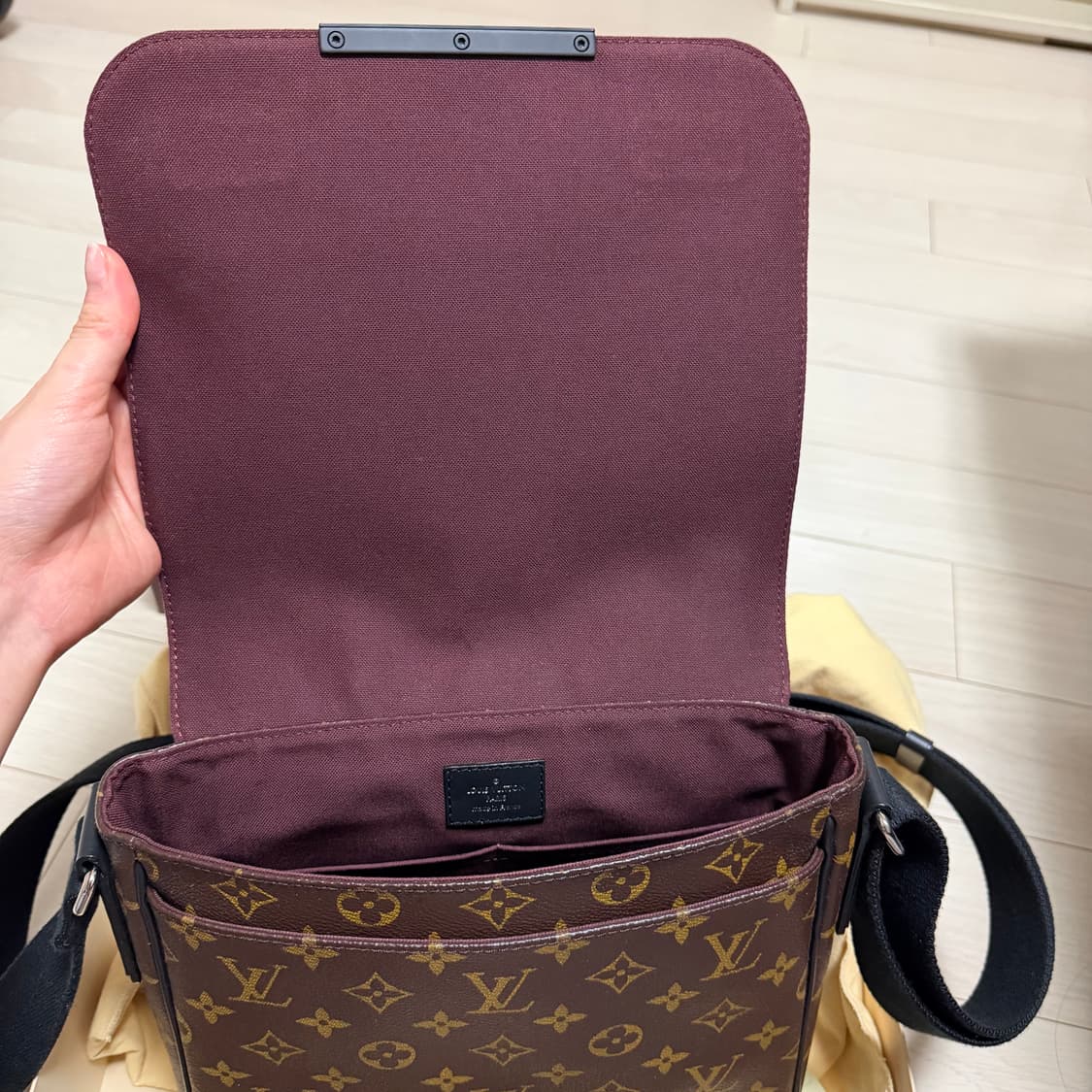 루이비통 모노그램 마카사 디스트릭스 PM 크로스백 상품이미지5