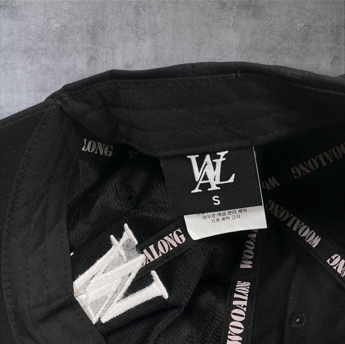 우알롱 블랙 컬러 베이직 로고 볼캡 상품이미지5