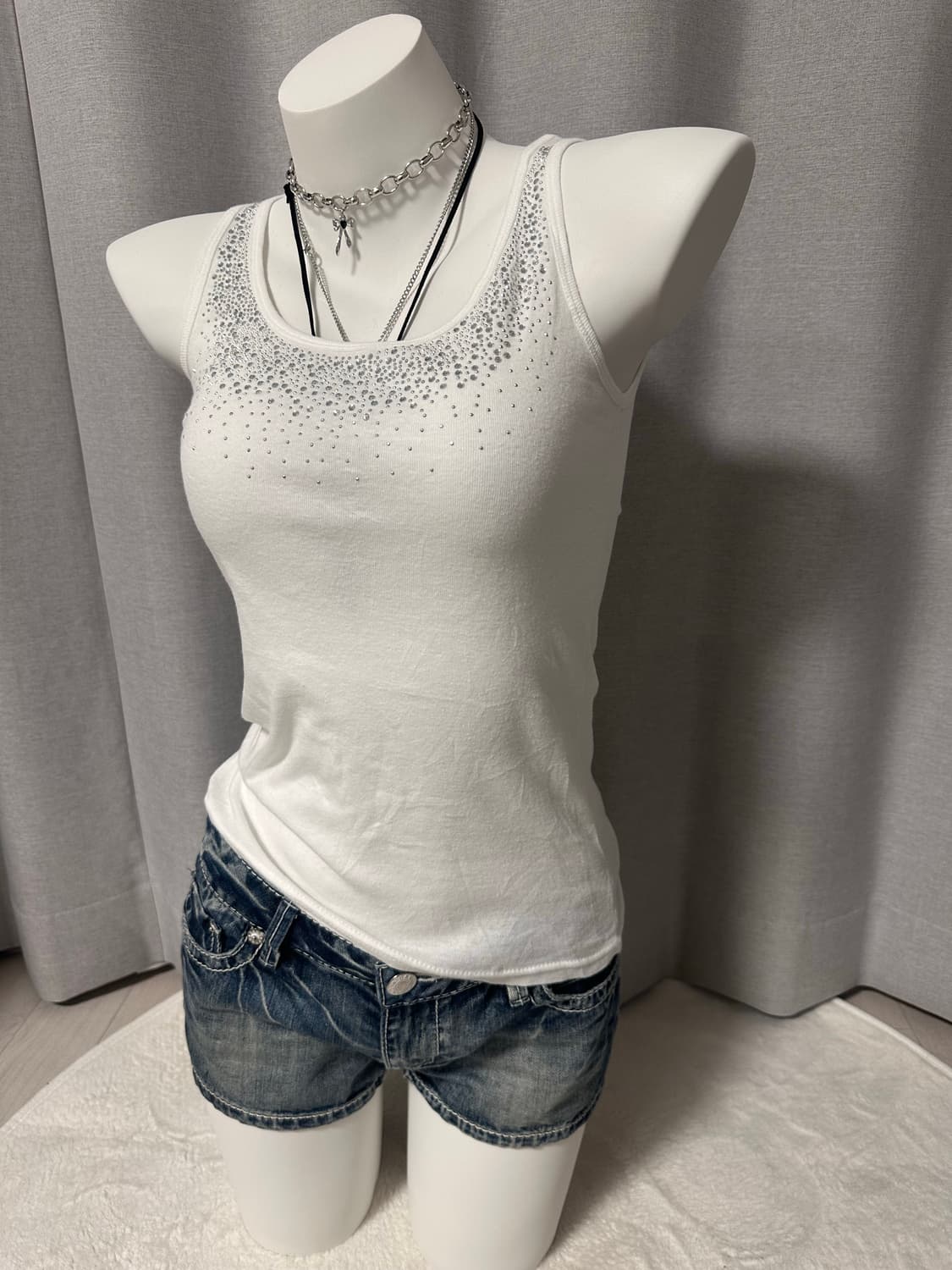 빈티지 화이트 넥라인 큐빅 나시 상품이미지2